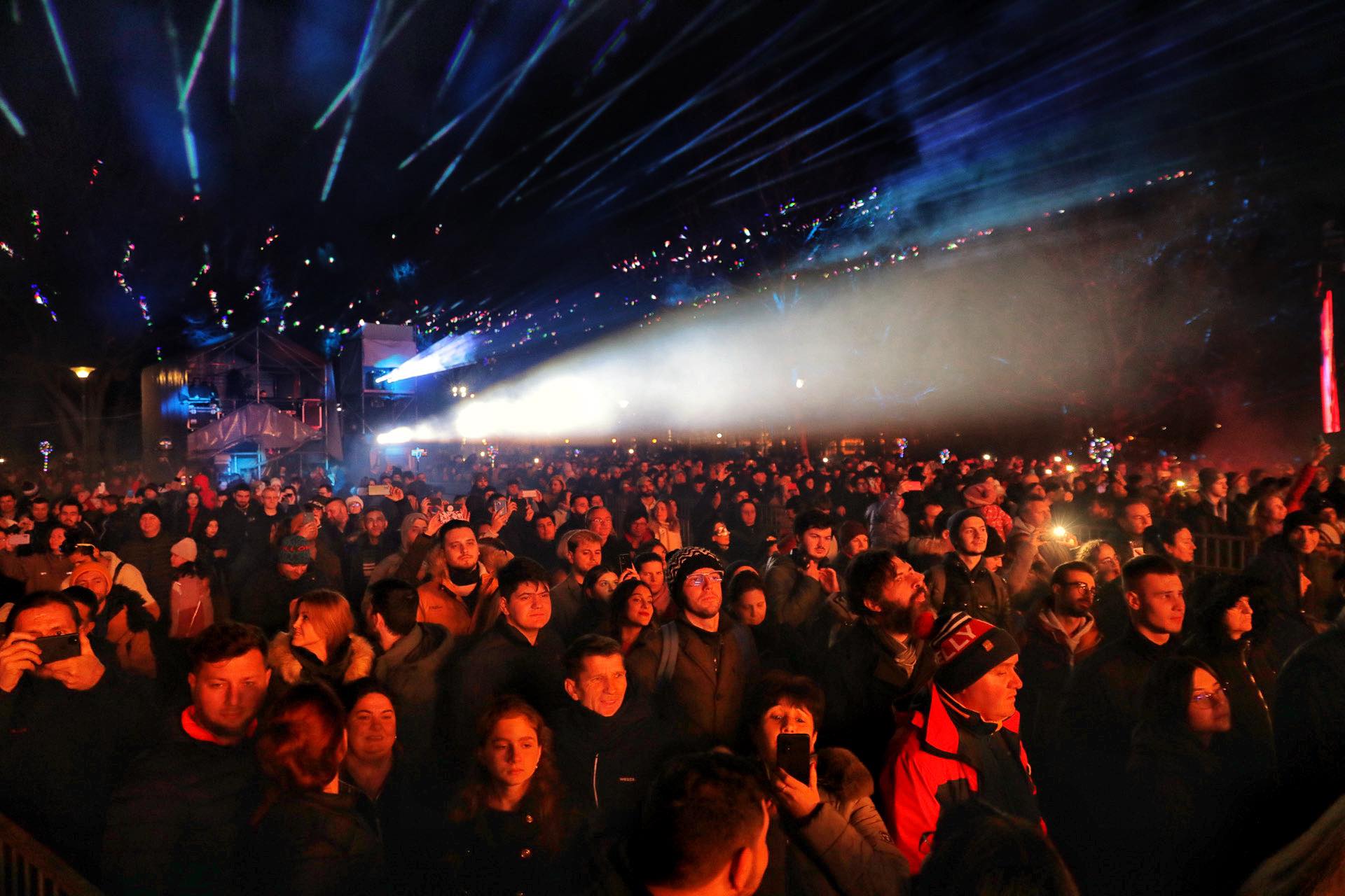 Revelion 2023. Mii de români au petrecut noaptea dintre ani pe străzi, la concerte, focuri de artificii și spectacole de lasere