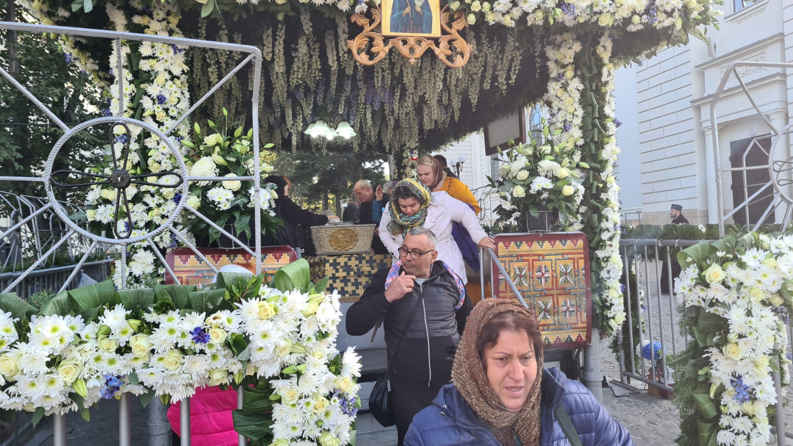Miile de oamenii trimiși la Iași de Primăria Voluntari au dominat prima zi de pelerinaj la Sfânta Parascheva: „Vin pentru că așa simt nevoia, să mă liniștesc”