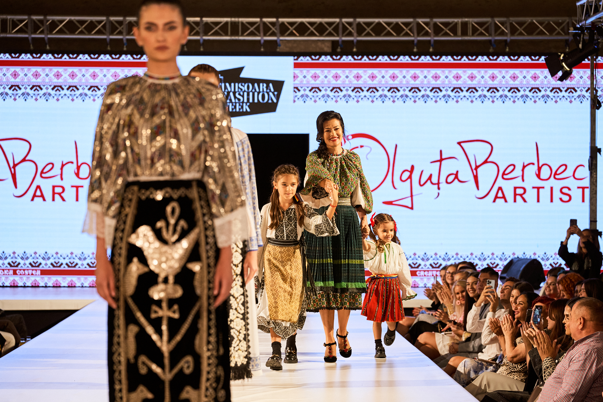 Olguța Berbec și Vladuta Lupău au adus eleganța tradițională pe podium, la Timișoara Fashion Week 2024