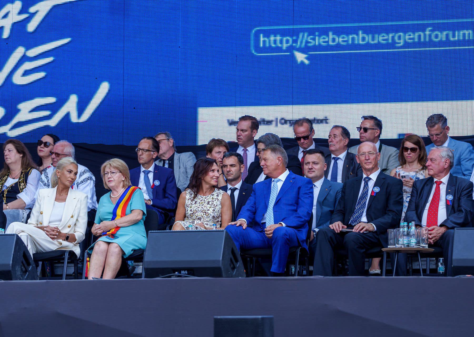 Cât costă rochia purtată de Carmen Iohannis la un eveniment, în Sibiu. Nu a mai ales un designer român, ci unul american