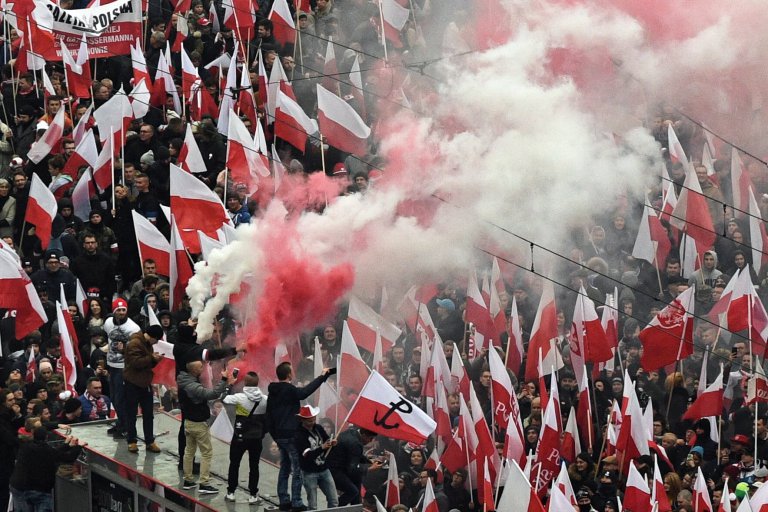 Imagini incendiare în Polonia. Liderii eurosceptici şi grupurile de extremă dreapta au marcat împreună Ziua Independenței (FOTO)