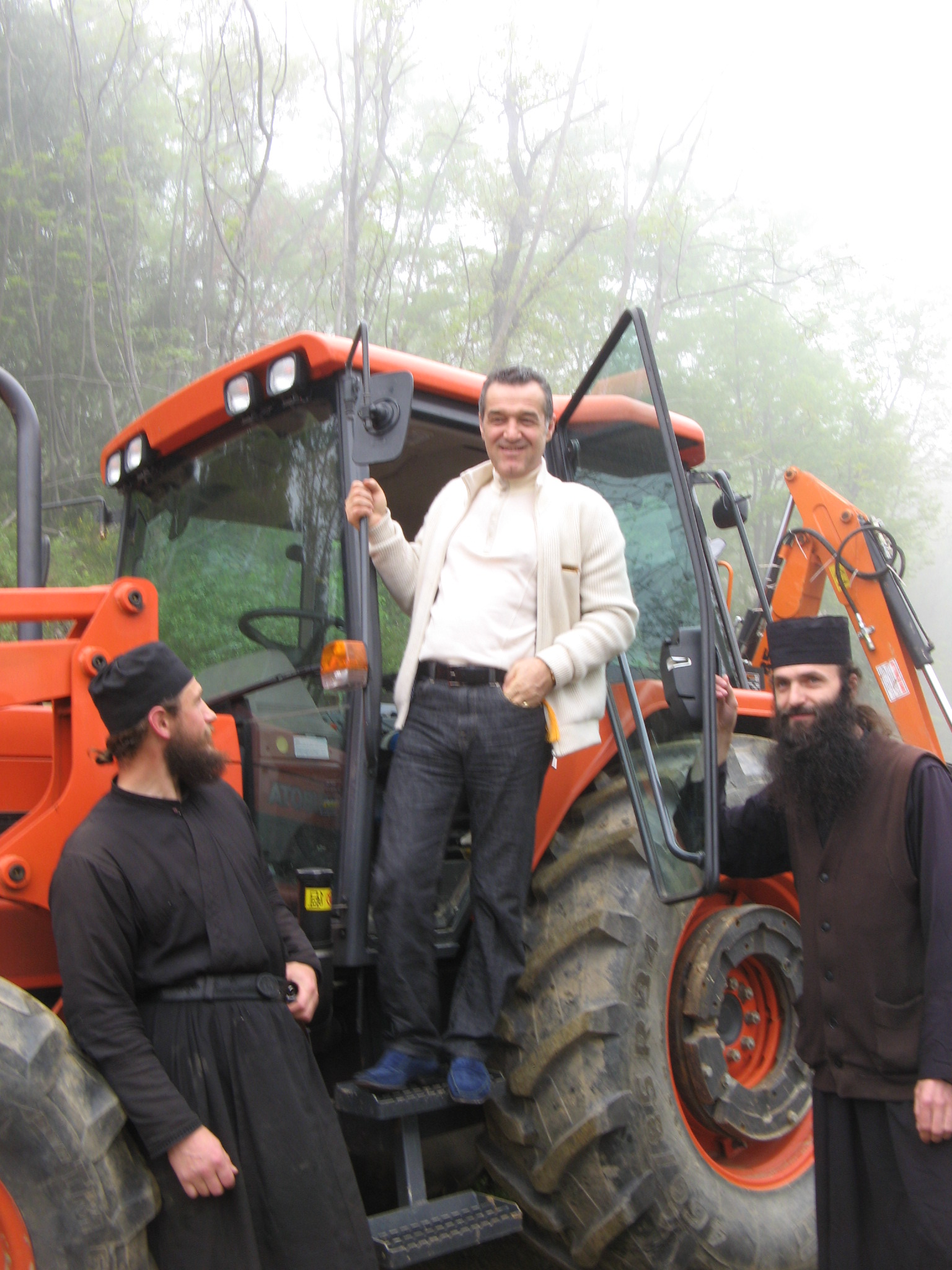 EXCLUSIV | Incredibila poveste a fotbalistului călugărit care a lepădat haina monahală și s-a căsătorit. Două iubiri mai presus de cea de Dumnezeu | FOTO&VIDEO