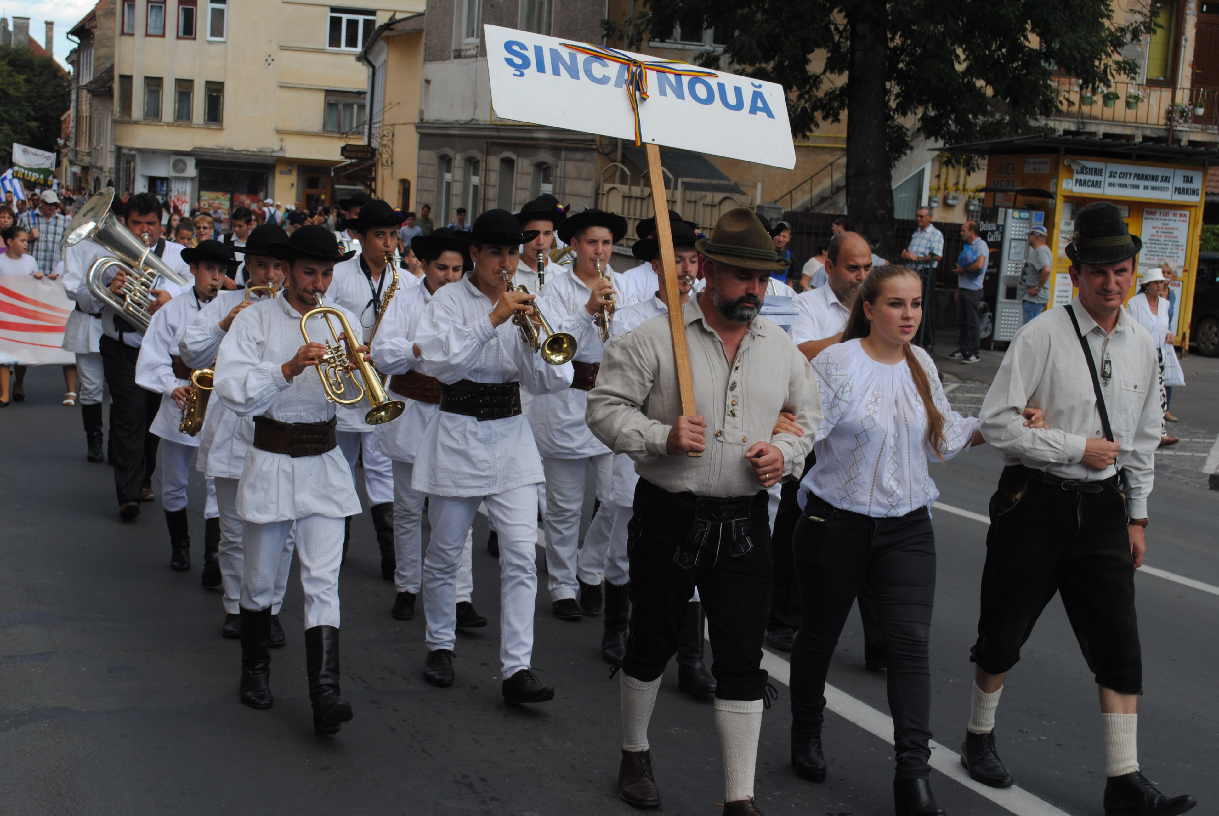 Oktoberfest Brașov, bere cu doar 4,5 lei și concurs de Miss