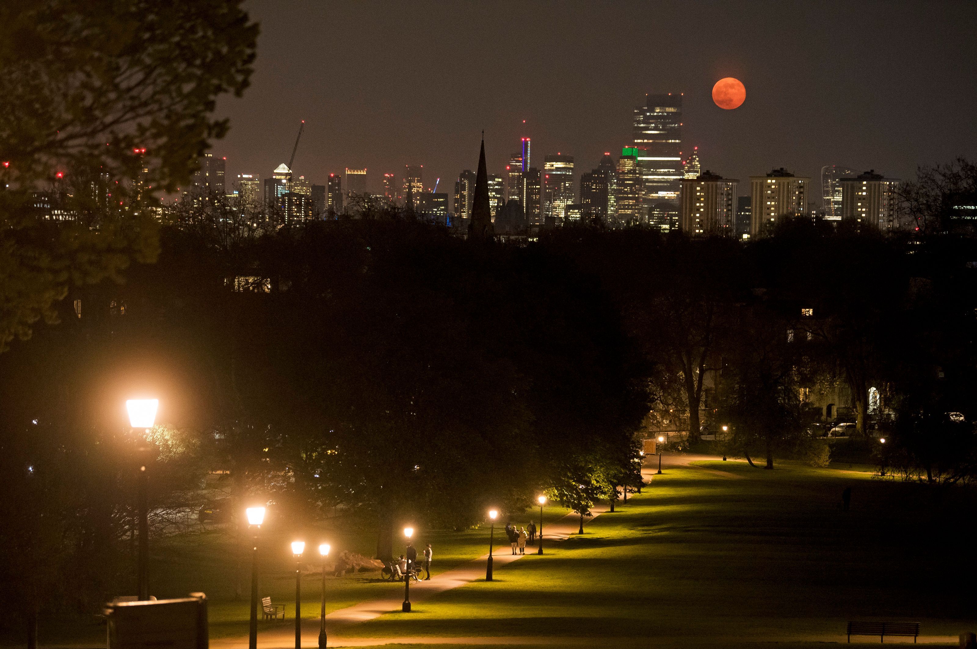 Spectacol pe cer cu superluna roz. Cum a fost surprins fenomenul în imagini