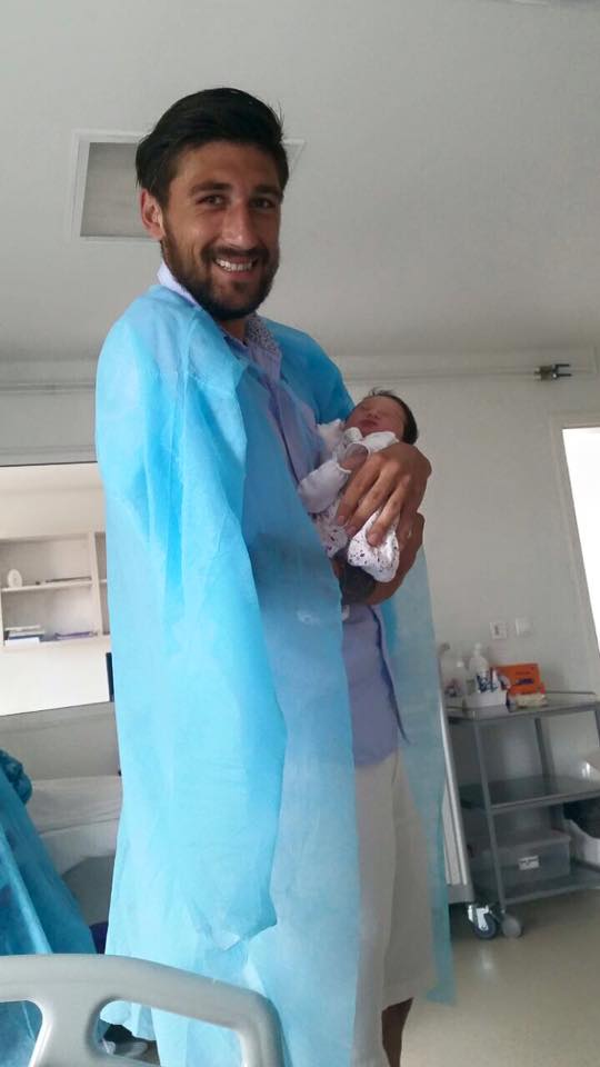 Confesiunea celui poreclit după Belgrad PAPPagal sau PAPPă-lapte! ”Cu ajutorul FAMILIEI și al lui Dumnezeu, voi trece peste această noapte neagră. Au fost multe în copilăria mea”. ^Când era mic, ducea vitele la păscut! Când s-a făcut mare, a scăpat la ”fetițe” de Vaslui