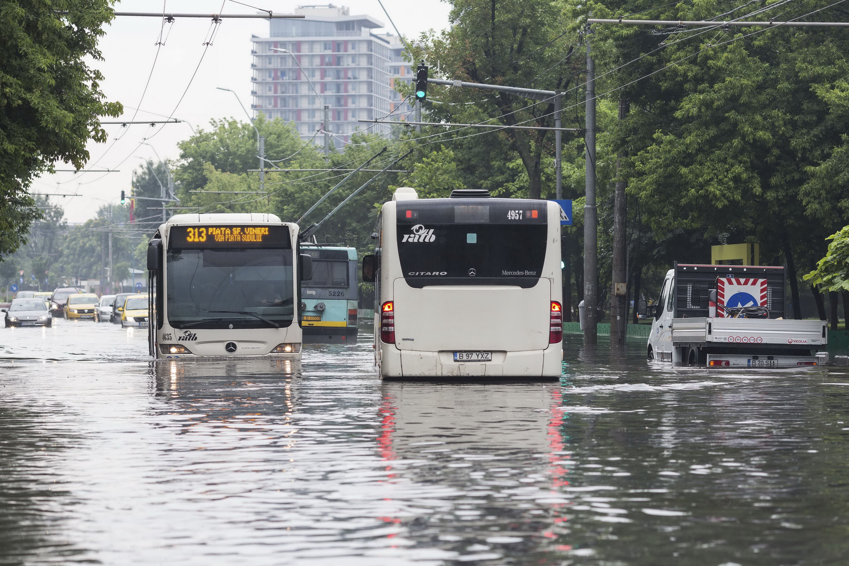 Situația străzilor afectate din București. Ploaia torențială de joi dimineață a inundat Capitala