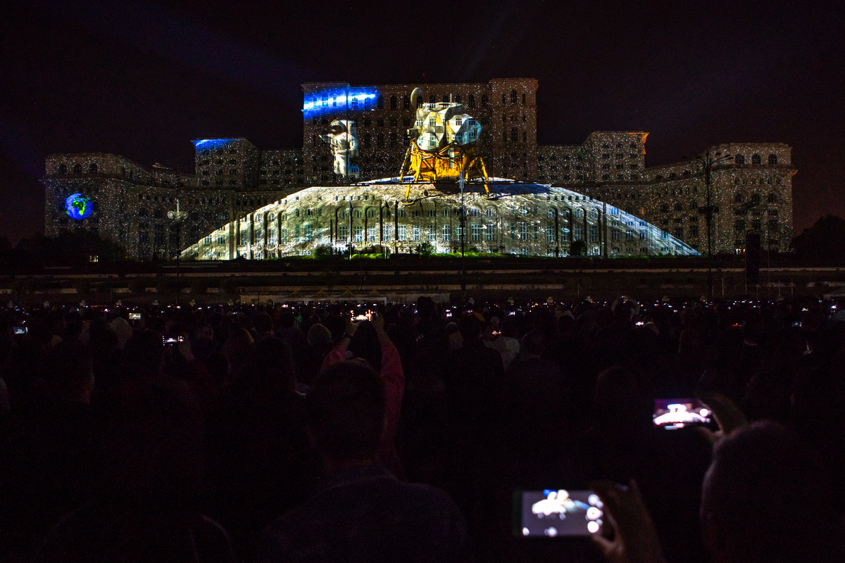 iMapp Bucharest 2021, evenimentul care luminează sâmbătă Palatul Parlamentului. Care e programul