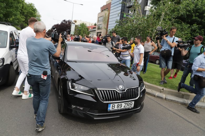 VIDEO / Liviu Dragnea a fost încarcerat la Penitenciarul Rahova. S-a aruncat cu hârtie igienică spre el când a ajuns acolo. Anunțul poliției