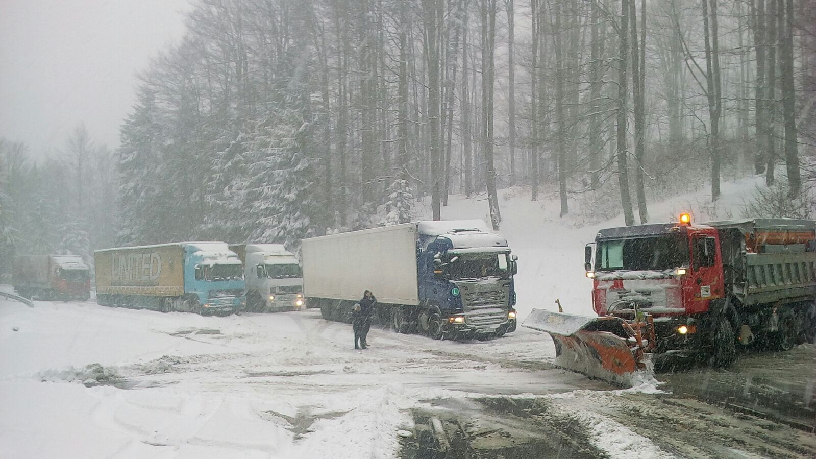 Trafic îngreunat in judetul Brasov din cauza ninsorii abundente. Cinci tiruri nu si-au mai putut continua drumul/FOTO&VIDEO