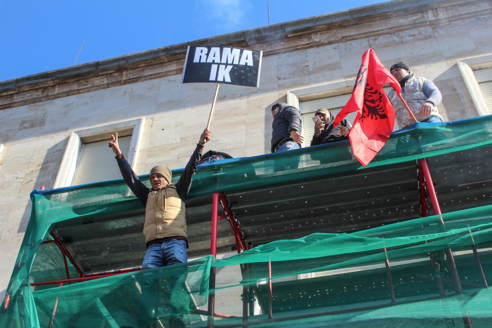 Protest în Albania, oprit cu gaze lacrimogene. Manifestanții au forțat intrarea în sediul Guvernului de la Tirana / FOTO&VIDEO