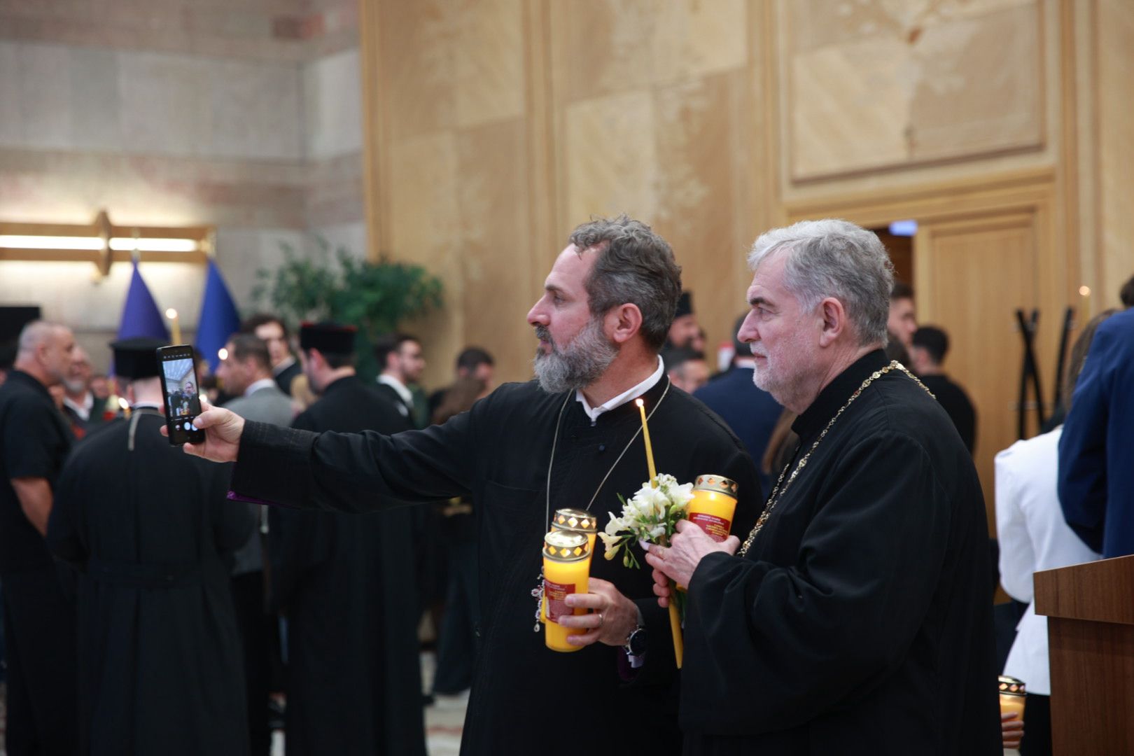 Sfânta Lumină de la Ierusalim a ajuns în România: „Este semnul că iubirea lui Dumnezeu nu moare niciodată”