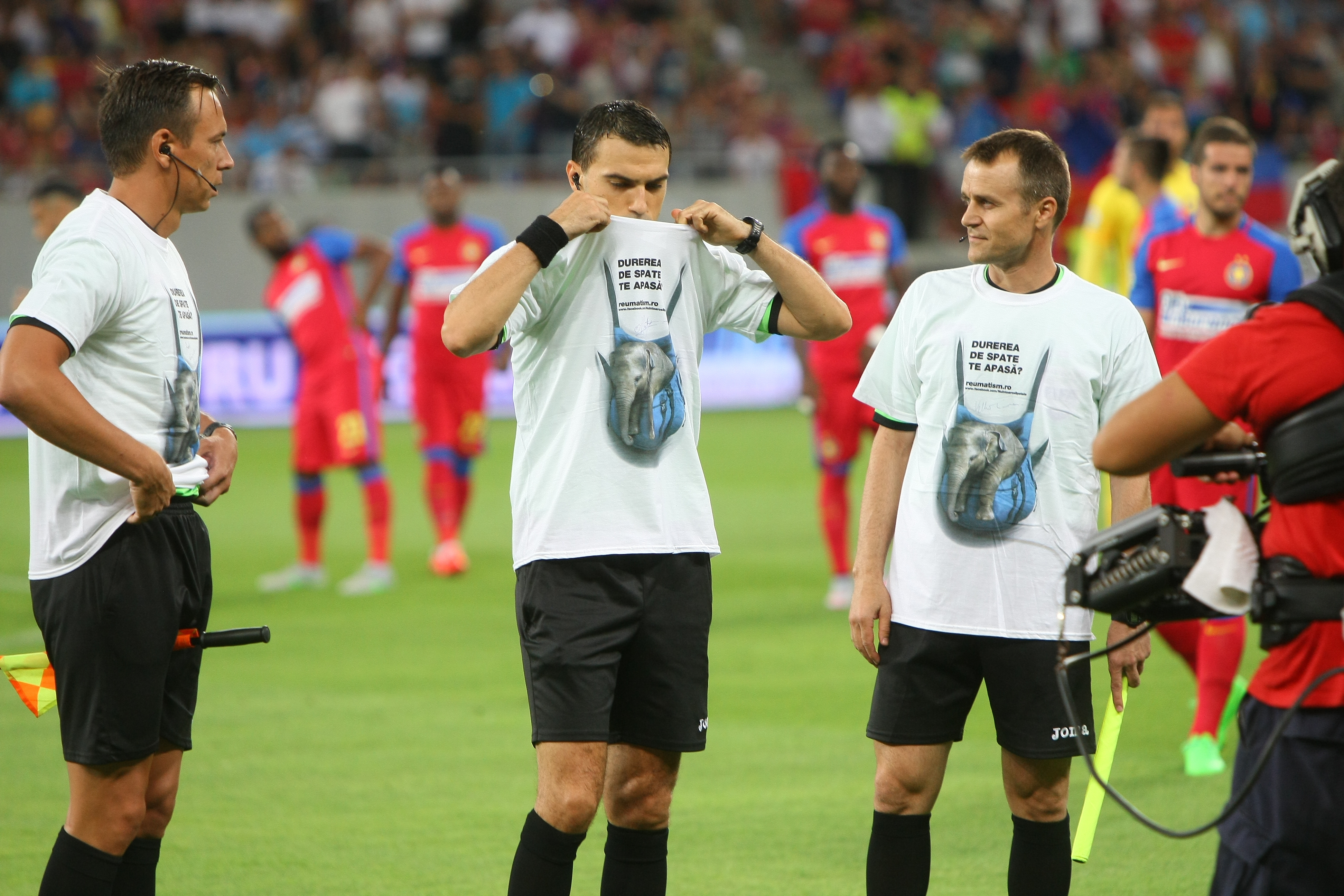 STEAUA - DINAMO 0-0. Derby bun, intens, dar nul! Meciul a început cu o reclamă la unguente contra reumatismului!
