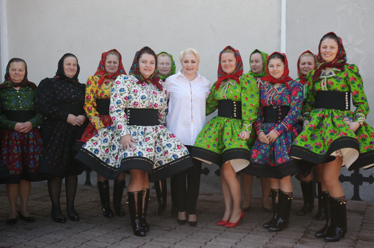 FOTO | Premierul Viorica Dăncilă a mers la Festivalul Sâmbra Oilor. Reacţie la protestele din ultimele zile: "Adevăraţii români sunt oameni care îşi bazează atitudinea pe argumente"