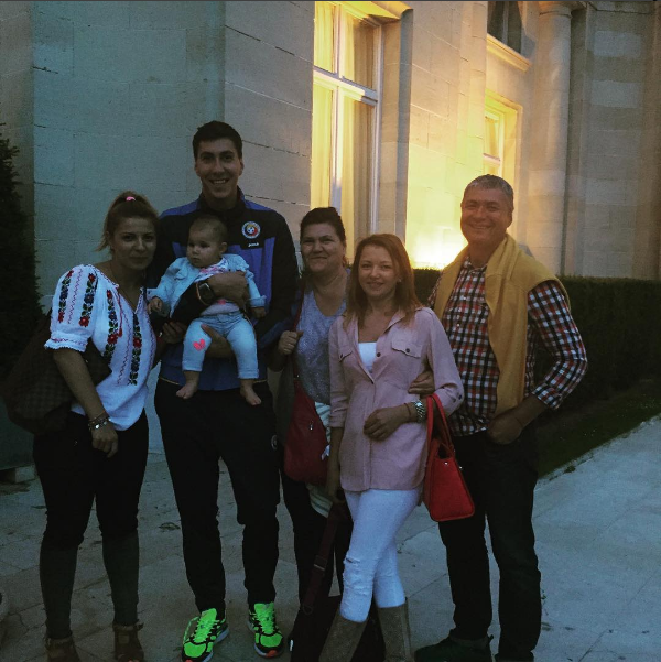 Euro 2016. Imagini inedite de la întâlnirea tricolorilor cu familiile. Pantilimon și-a ținut în brațe fetița de 7 luni GALERIE FOTO