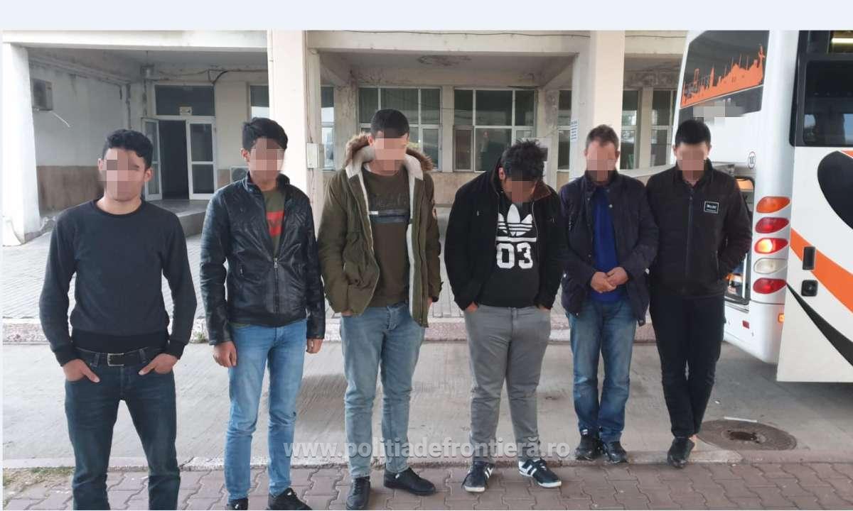 Șase cetăţeni străini încercau să intre ilegal în România, prin Giurgiu. Erau ascunşi sub podeaua unui autocar