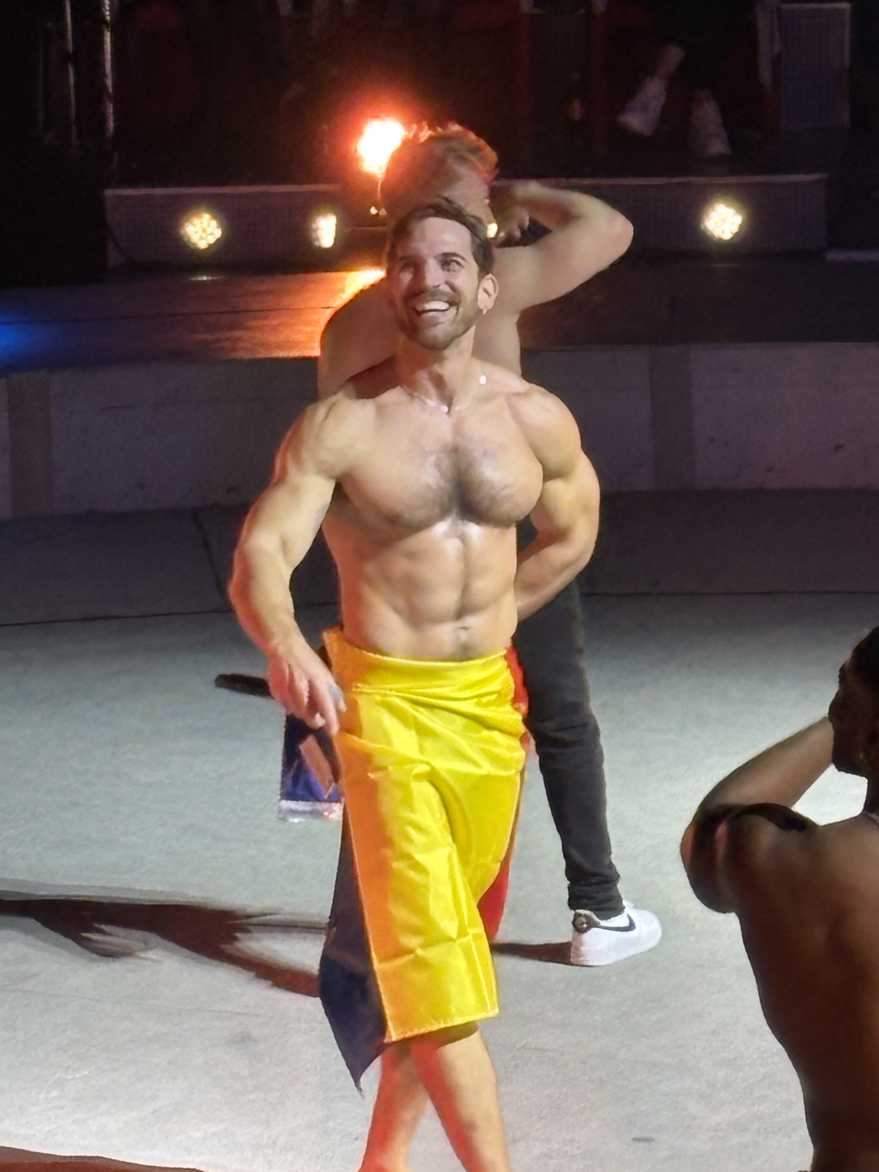 Striptease cu tricolorul la Circul de Stat din București. Preludiu, excitare, delir: „Cum e România acum?”