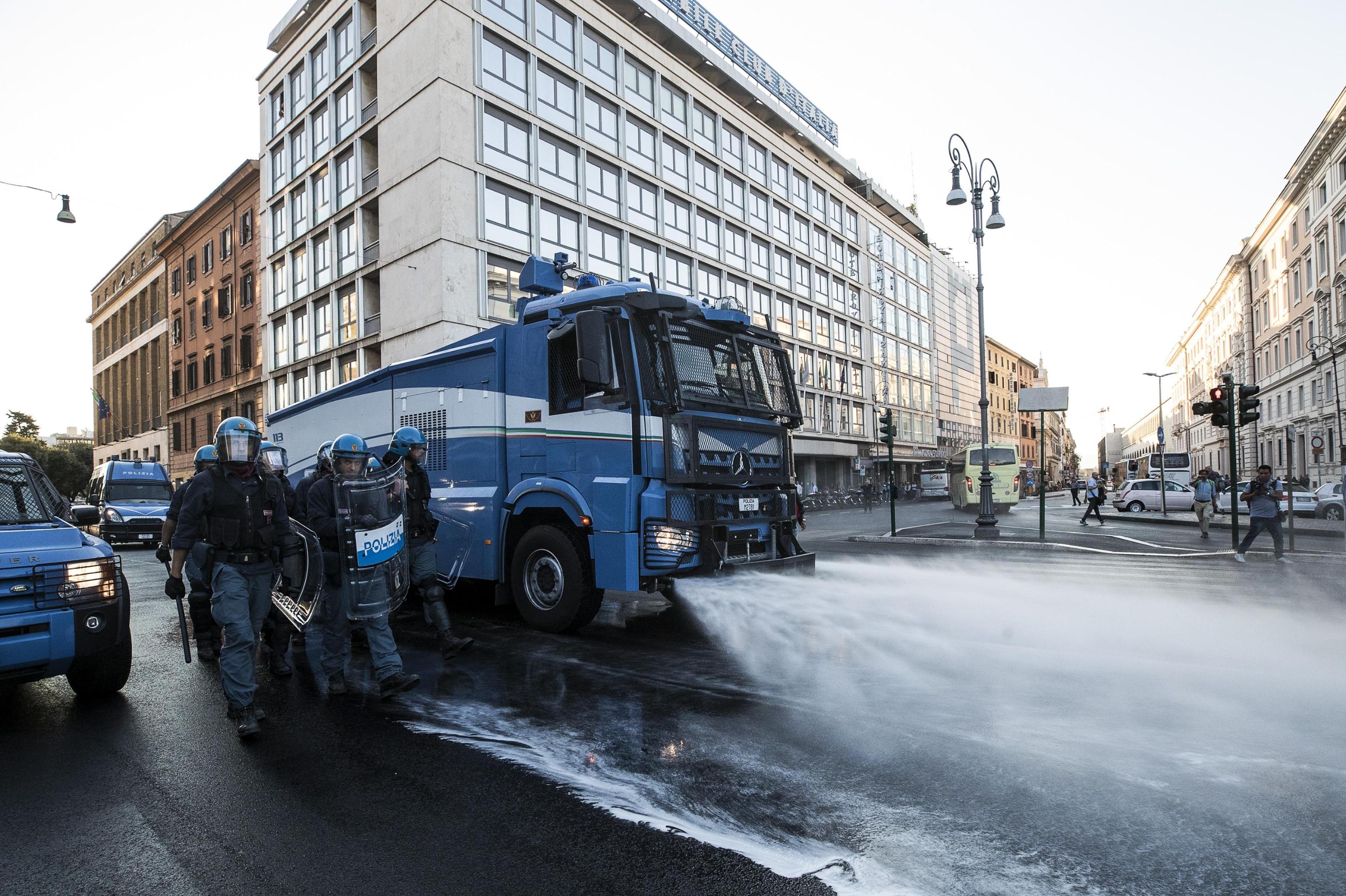 FOTO | Violențe la Roma, între poliție și refugiații care au ocupat o piață