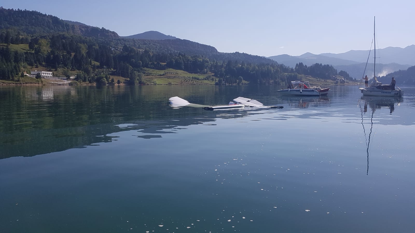Un avion de mici dimensiuni cu doi oameni la bord s-a prăbușit în Lacul Colibiţa. Pilotul a murit