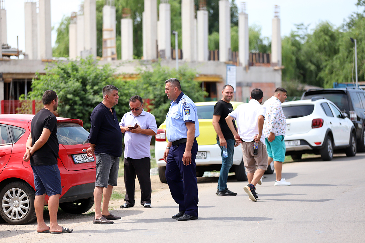 REPORTAJ Alegeri 2024 | Poliție, jandarmi și o bunică speriată de propria nepoată la Belciugatele: „M-a făcut în tot felul că am urcat în mașina primarului!”
