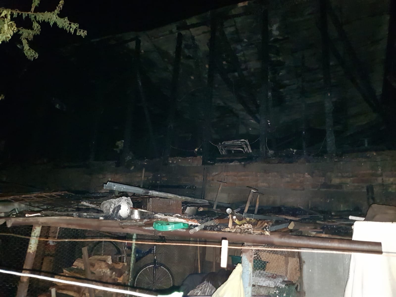 FOTO/ Incendiul din Brăila care a mistuit cinci case a fost provocat de un scurtcircuit. Doi oameni au ajuns la spital intoxicați cu fum
