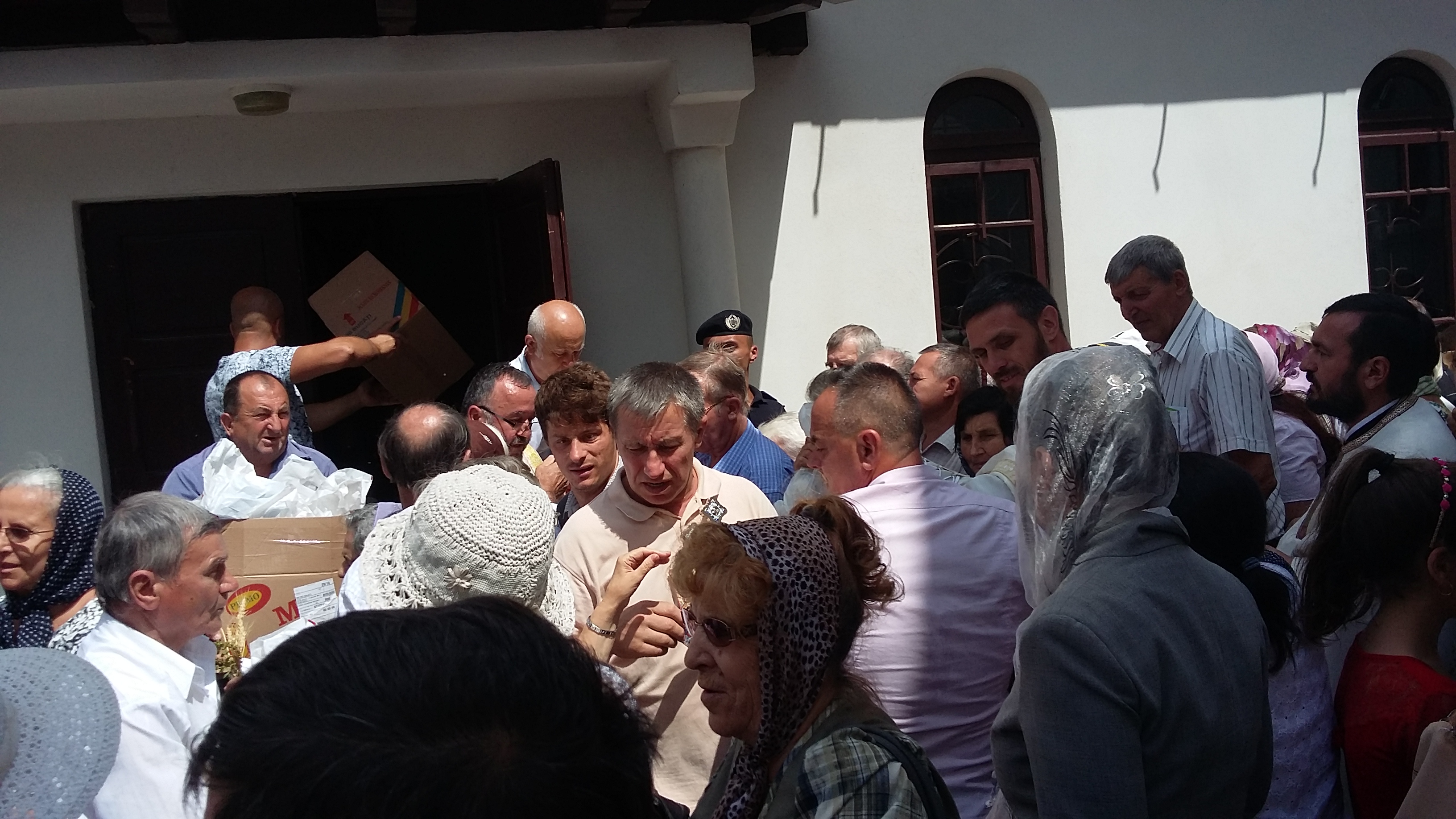 Gălățenii s-au îmbulzit să primească pomană de Sfântul Ilie! FOTO&VIDEO
