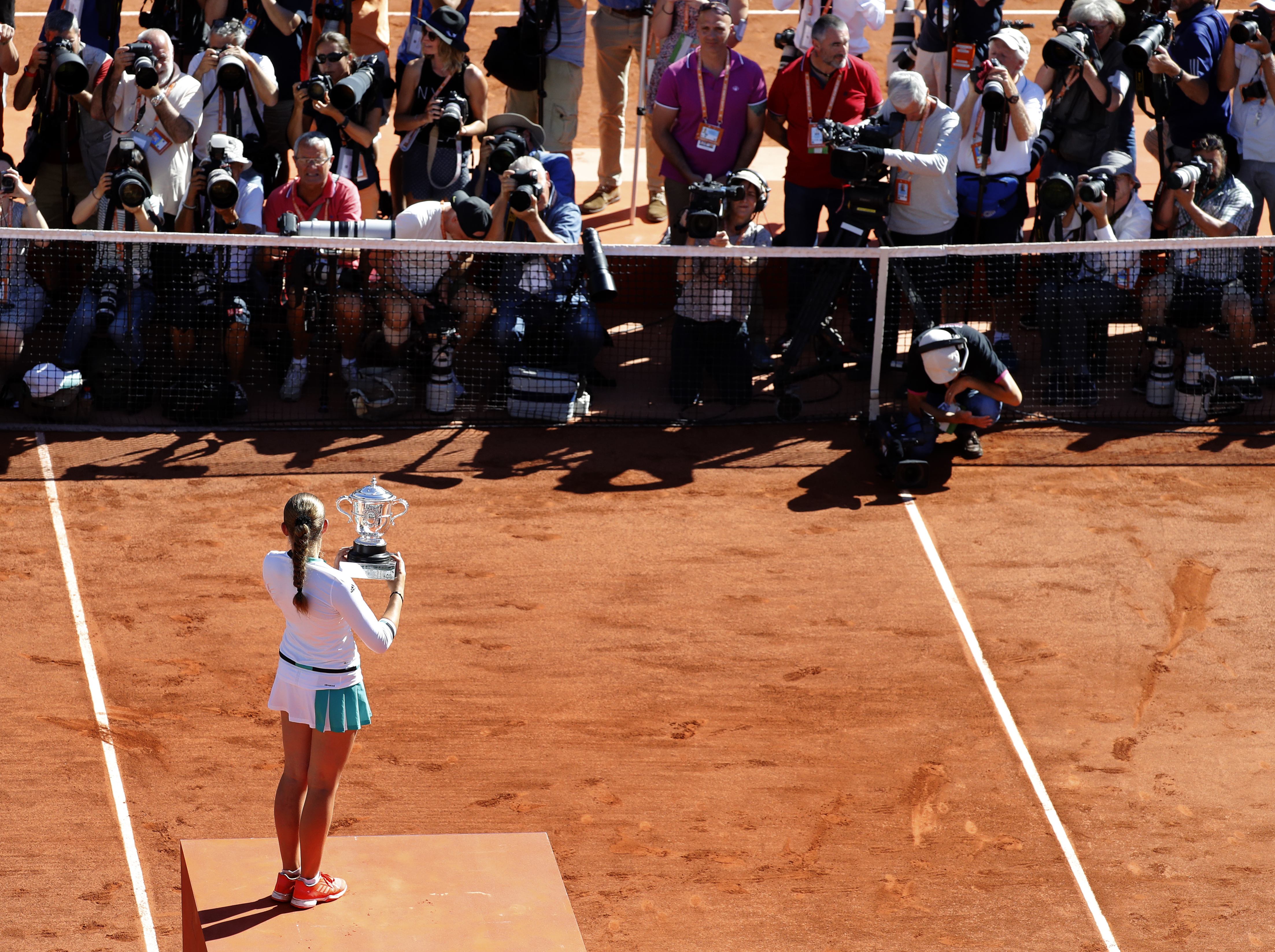 Ostapenko, minunea din Letonia. A lovit mingea cu ură, a învins fabulos! Cât au câștigat finalistele