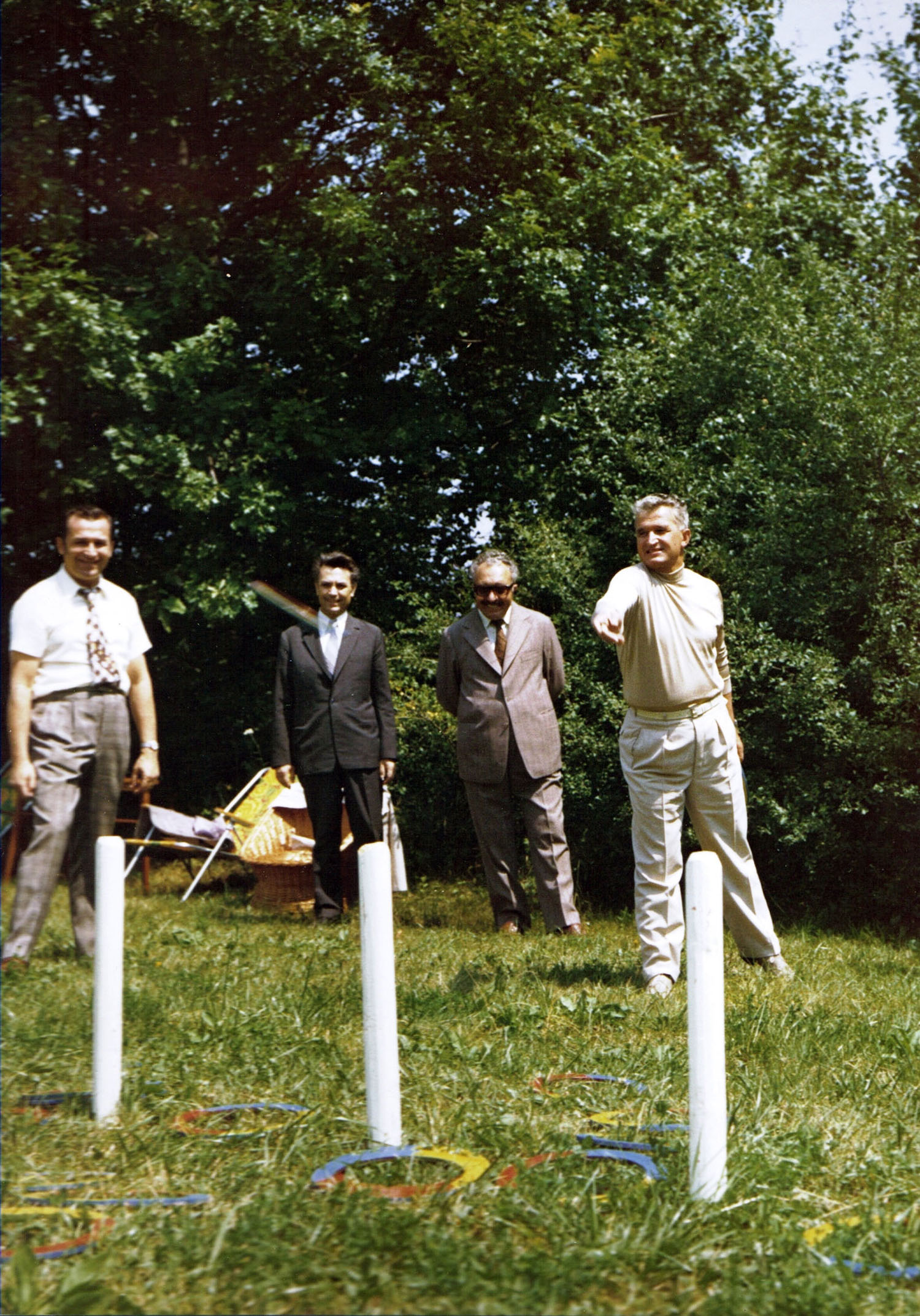 Ion Iliescu, în vacanță alături de Nicolae Ceaușescu. Imagini nemaivăzute, păstrate în arhivă | GALERIE FOTO
