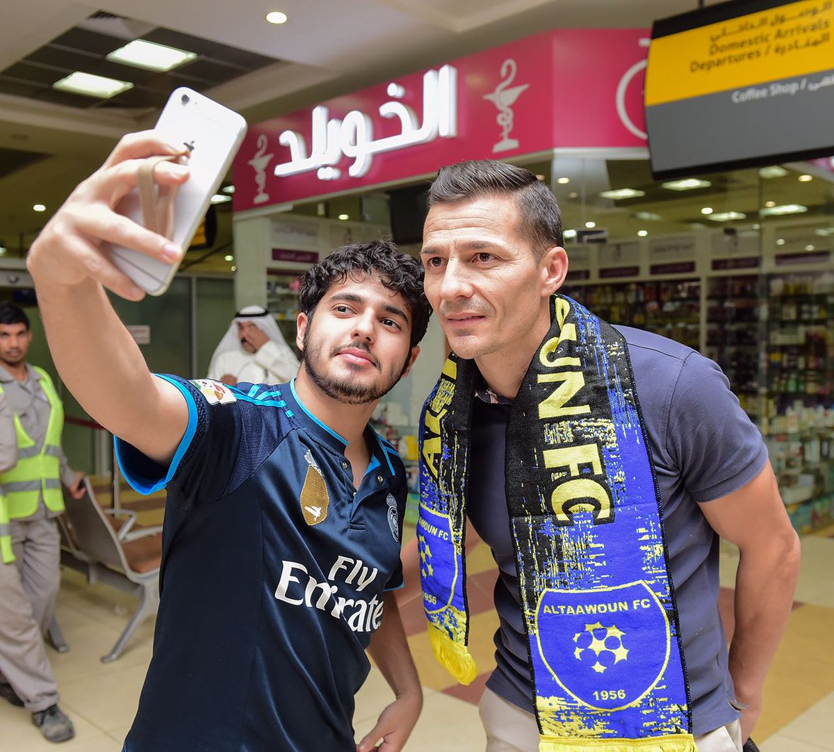 Costel Gâlcă a fost primit cu trandafiri la Al Taawon. Primele imagini cu antrenorul român în Arabia Saudită