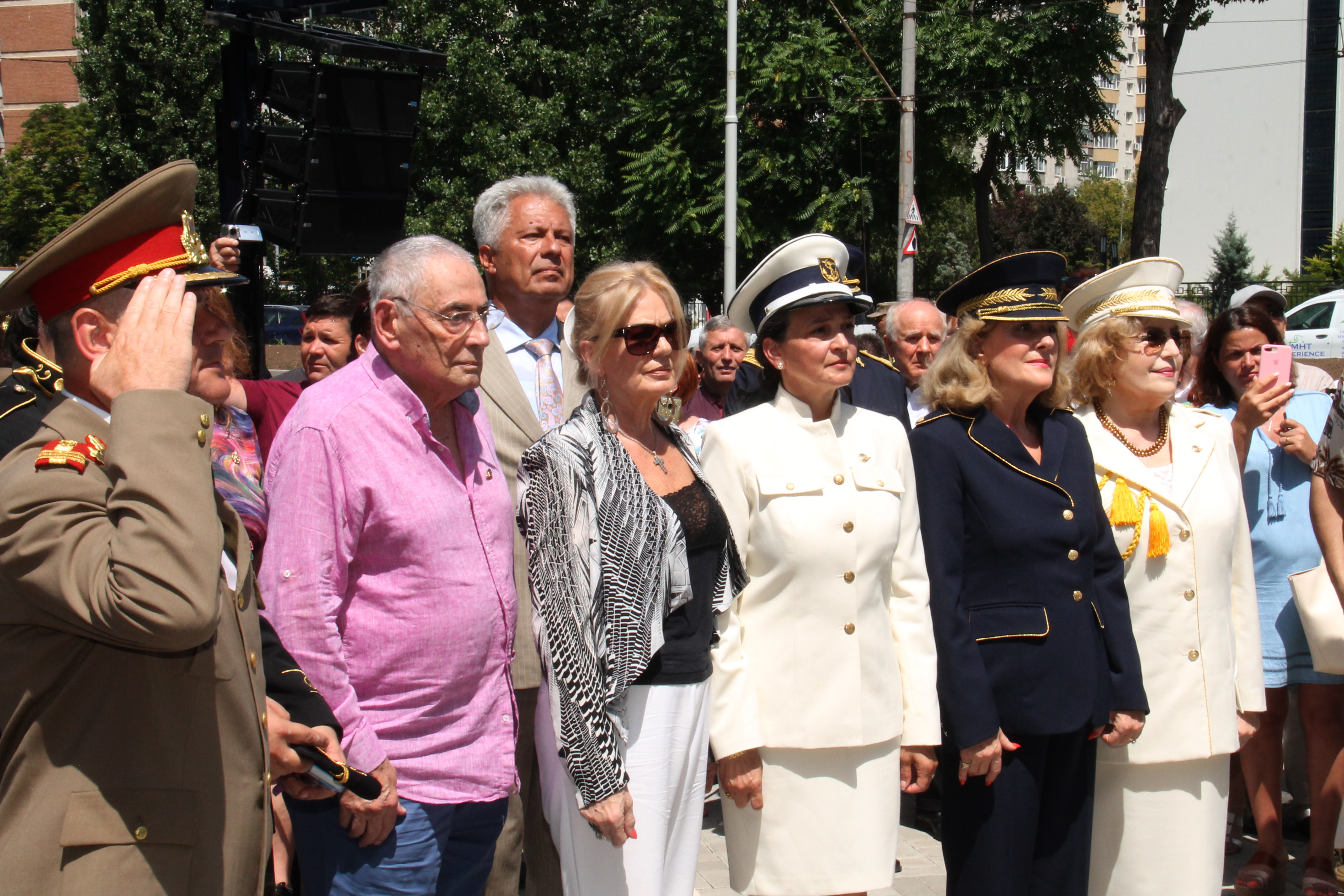 Corina Chiriac, Daniel Iordăchioaie, Ileana Șipoteanu și Marcel Pavel au dat milităria jos din pod! Cum arată cântăreții în uniforme