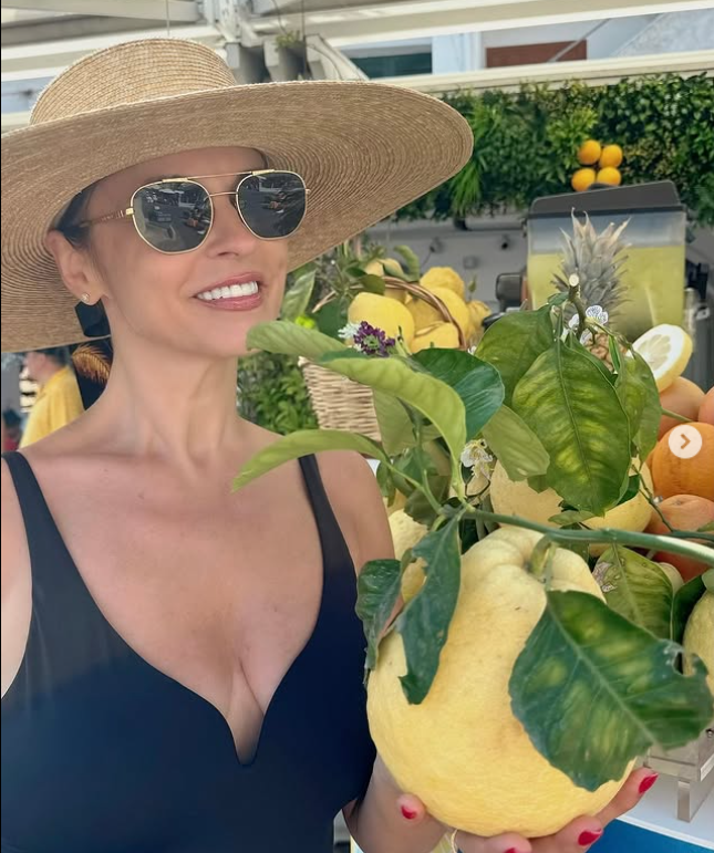 Andreea Marin a atras toate privirile pe o plajă din insula Capri. Cum s-a pozat vedeta. „Am filmat, am fotografiat, am zâmbit cu inima plină”
