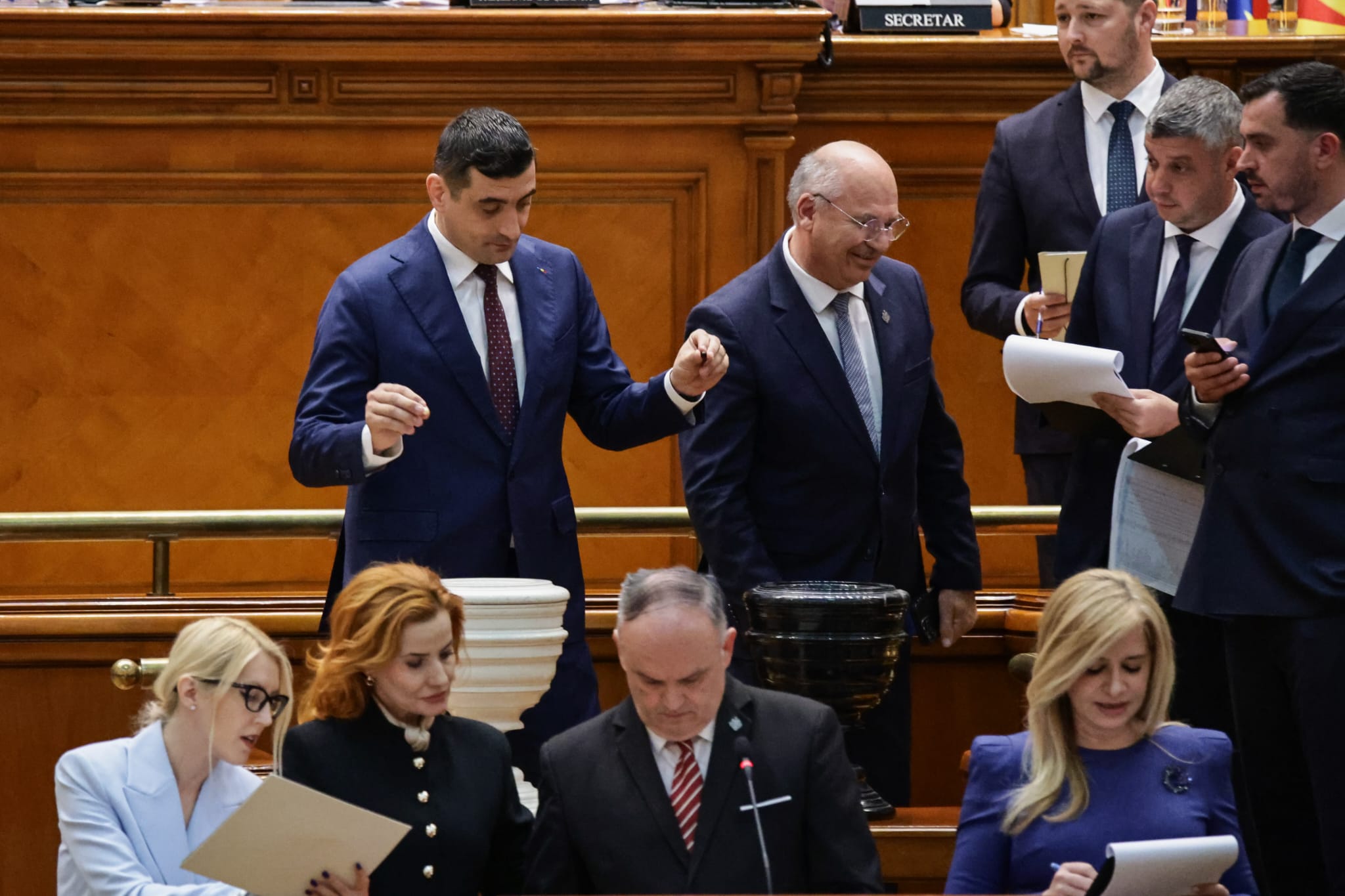 Ce nu s-a văzut la televizor în timpul votului moțiunii de cenzură împotriva Guvernului Bolojan. Negocieri în șoaptă, telefoane pe fugă și calcule la limită