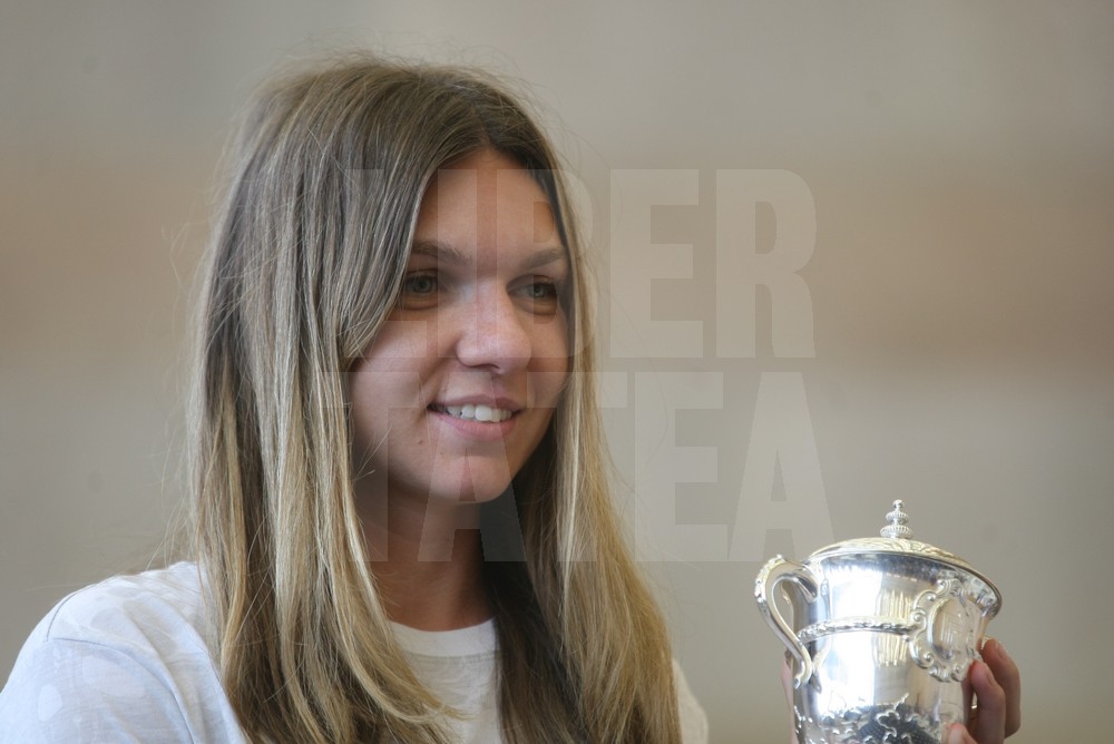 VIDEO&FOTO. Sosirea Simonei Halep în România după ce a câștigat Roland Garros 2018. Așteptată pe covorul roșu!