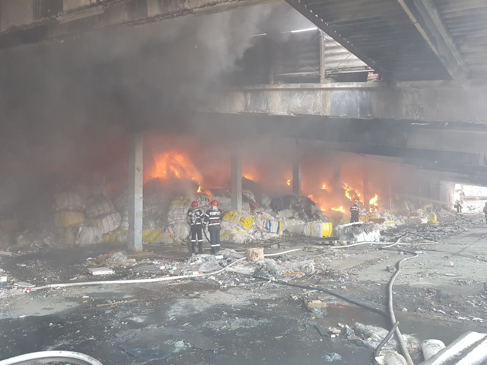 UPDATE Incendiu în Vaslui. A ars un depozit de deșeuri FOTO&VIDEO