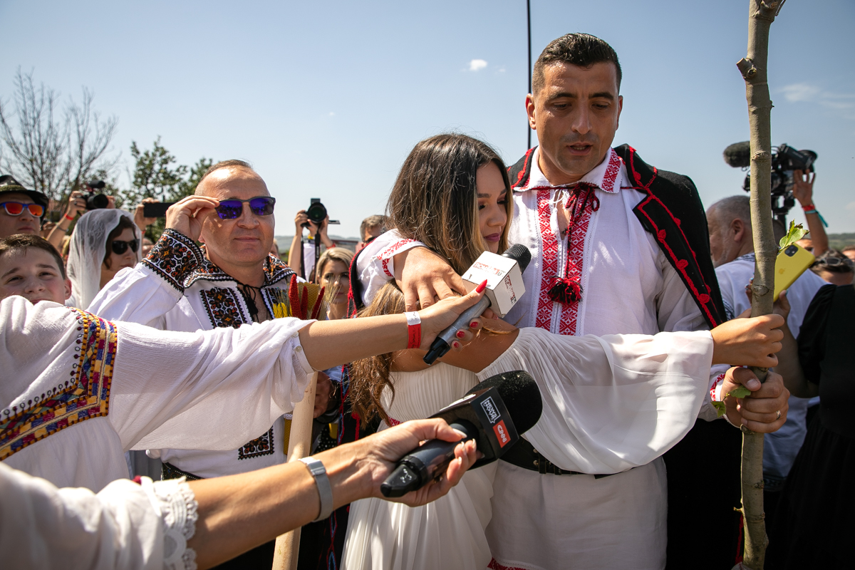O mireasă și două nunți. Cum a petrecut poporul în vale, iar ceilalți invitați, în deal, la căsătoria „domnului AUR”, George Simion
