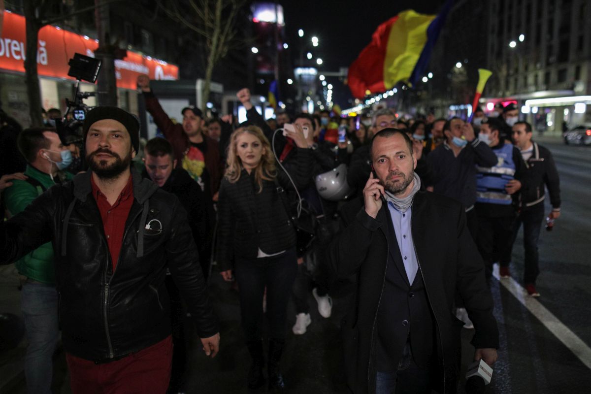Noi proteste față de restricții. Incidente minore la metrou, în București, și arme albe găsite asupra manifestanților în Galați