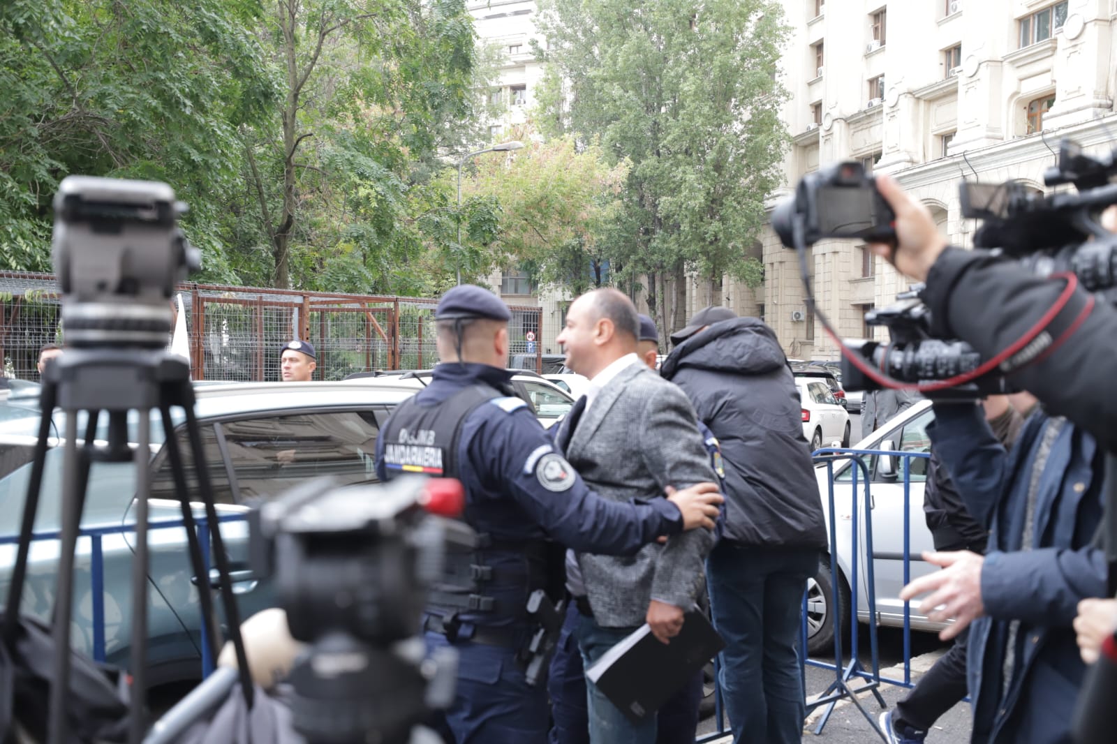 Silvestru Șoșoacă a venit la Parchetul General să își vadă fosta soție și a fost la un pas să fie linșat de mulțime