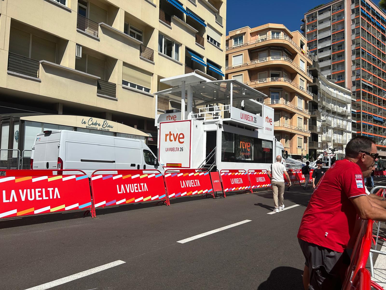 Echipele și-au blindat camioanele în care țin biciclete de 200.000 de euro, din cauza hoților români și bulgari: „Bande organizate au dat multe lovituri”. Reportaj în Port Hercule din Monte Carlo, înaintea startului La Vuelta 2026
