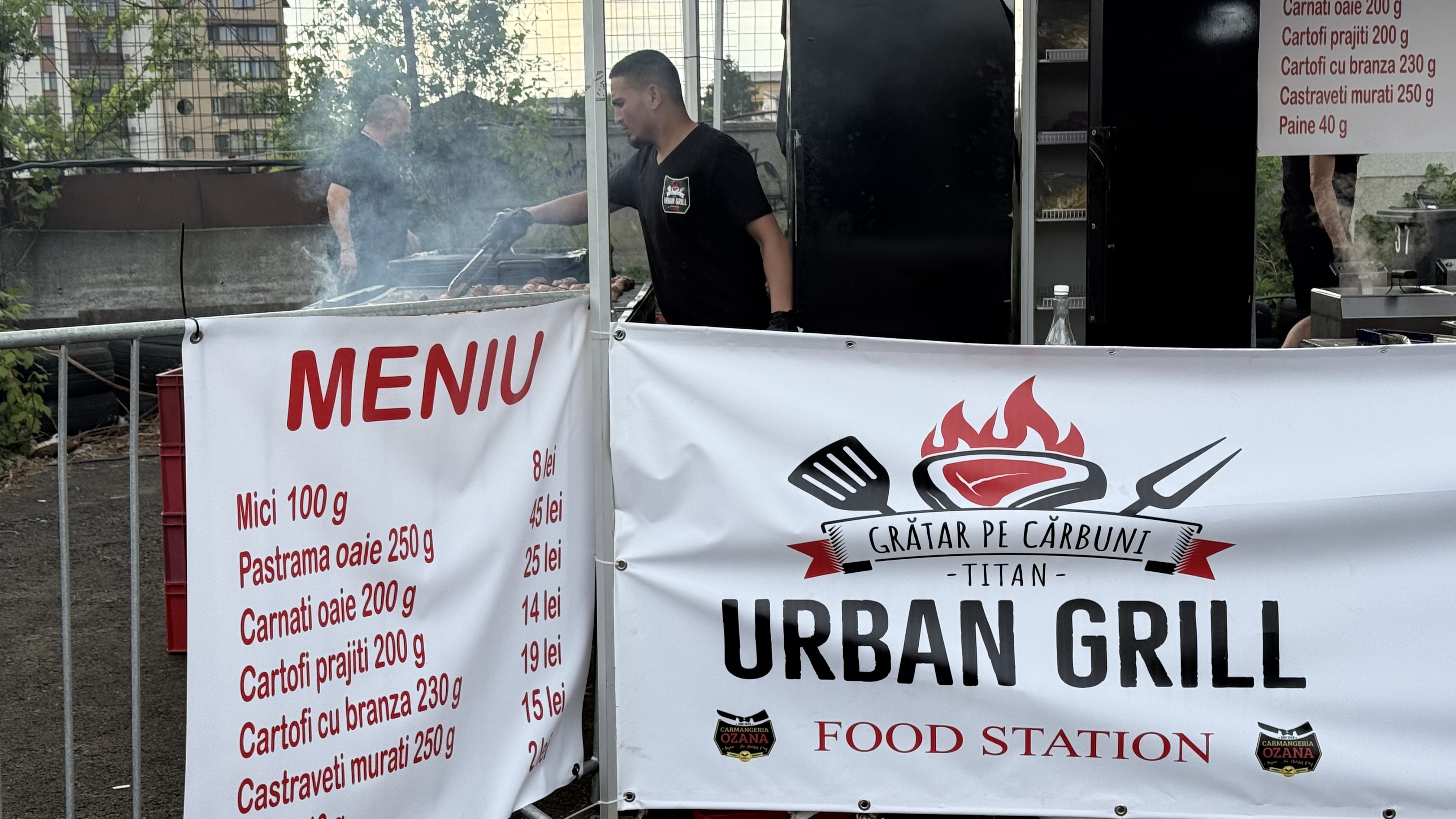 Secretul unui mic perfect: „Micii sunt artă, frate. Dacă-i grăbești, i-ai stricat”. Reportaj de la Campionatul Național de mici