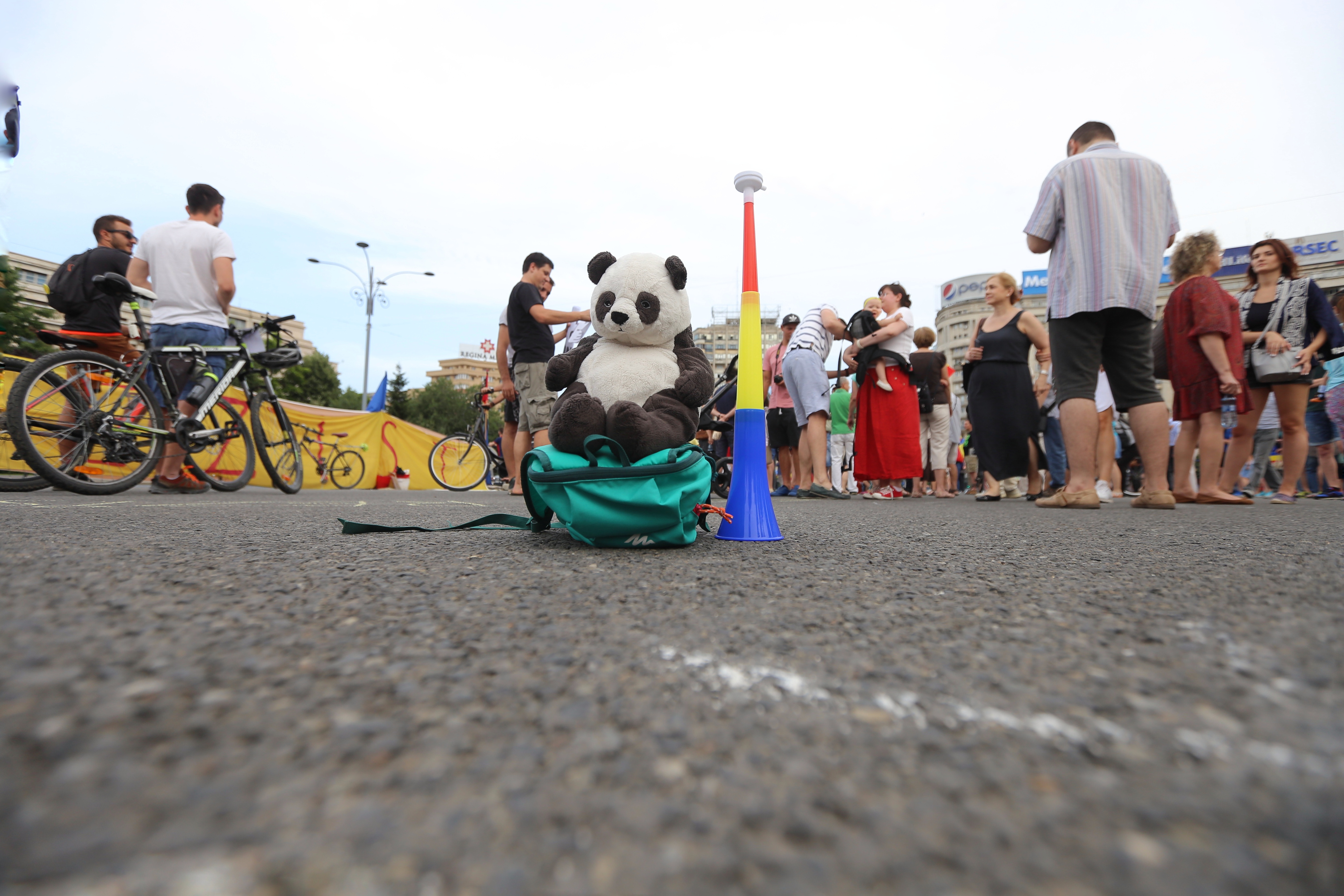 UPDATE | Marş de protest în Bucureşti. „Împreună salvăm ţară de corupţi!”. Câteva sute de oameni au strigat în ploaie: ”Nu cedăm!”