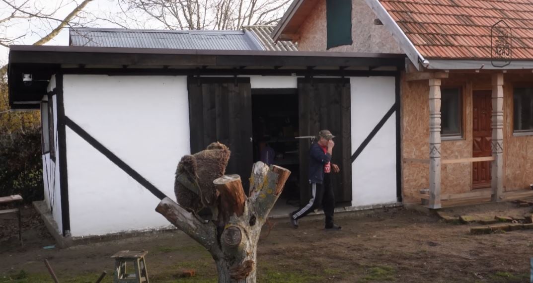 Imagini cu casa de la țară a lui Puya, după ce a renovat-o complet: „Se pot construi case și din resturi găsite”