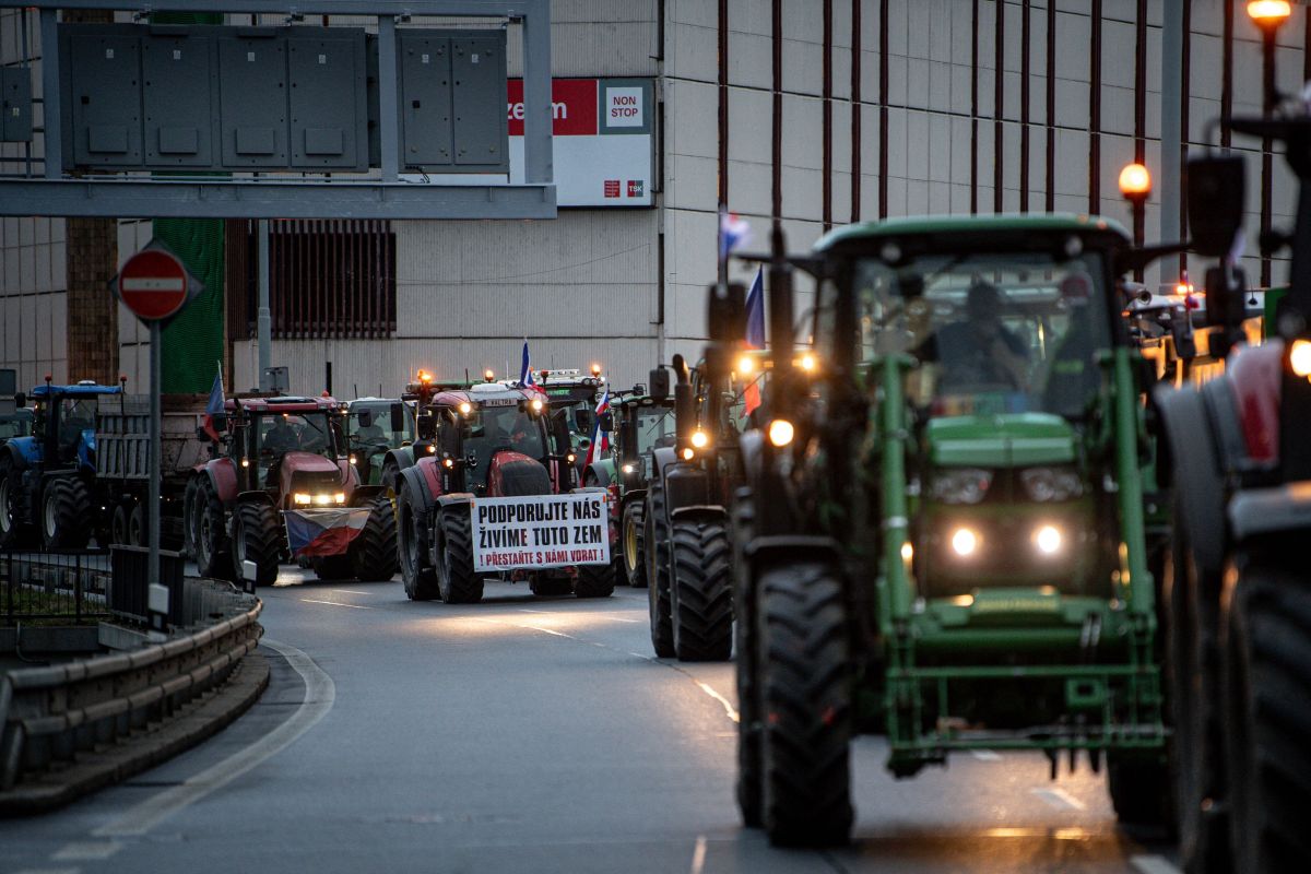 Protest al fermierilor din Cehia față de politicile agricole ale UE. Tractoare, în centrul orașului Praga
