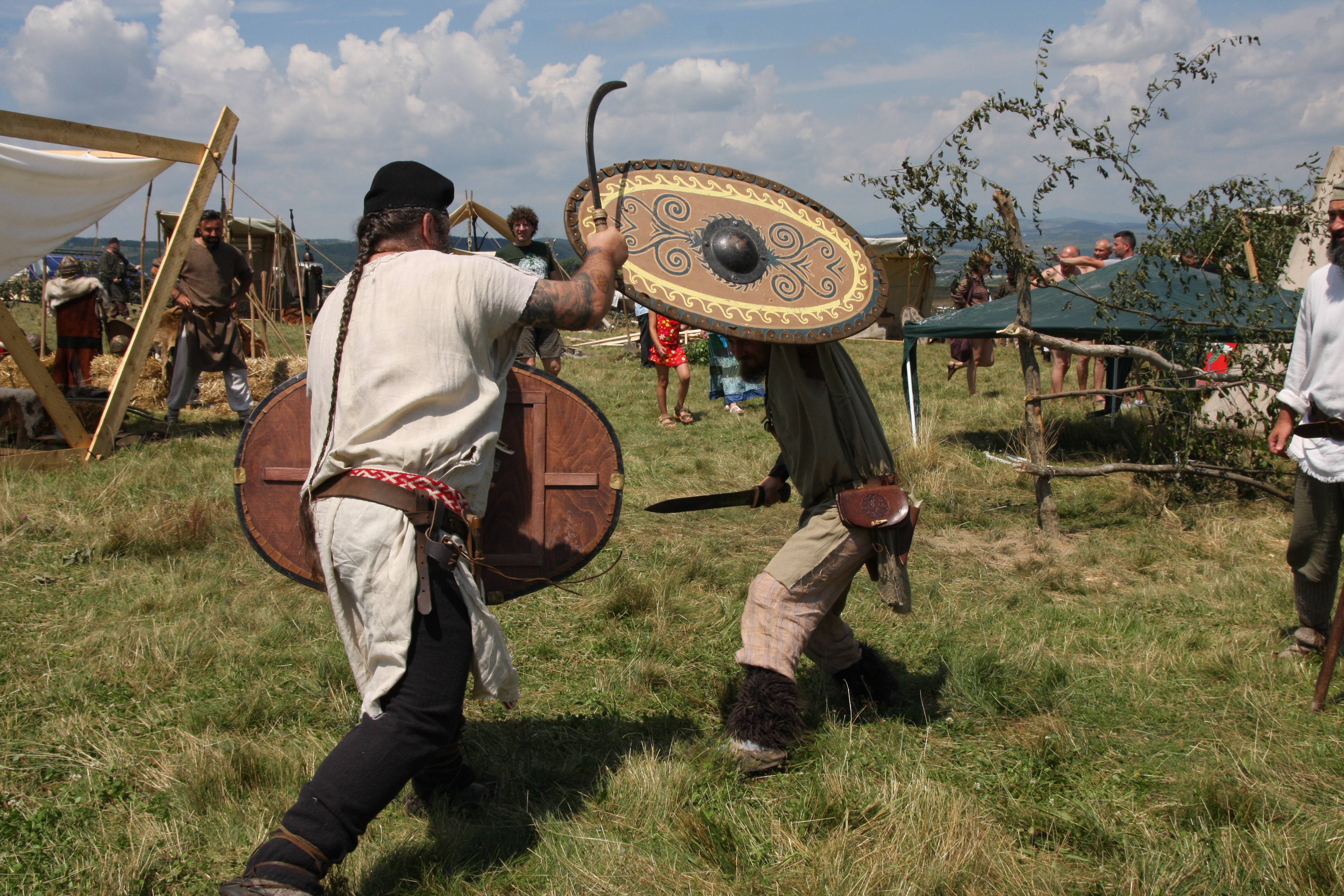 Bijuterii din dinți de nutrie la unicul festival celtic din Europa de Est | GALERIE FOTO