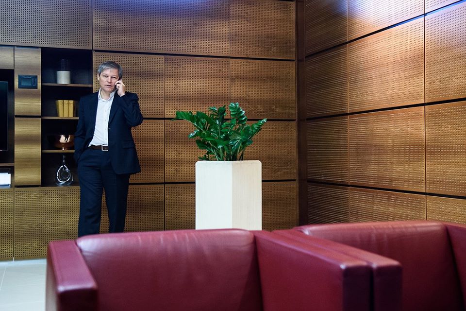 Atunci și Acum | Dacian Cioloș, inginerul agronom ajuns șef al Executivului, în prima guvernare tehnocrată a României