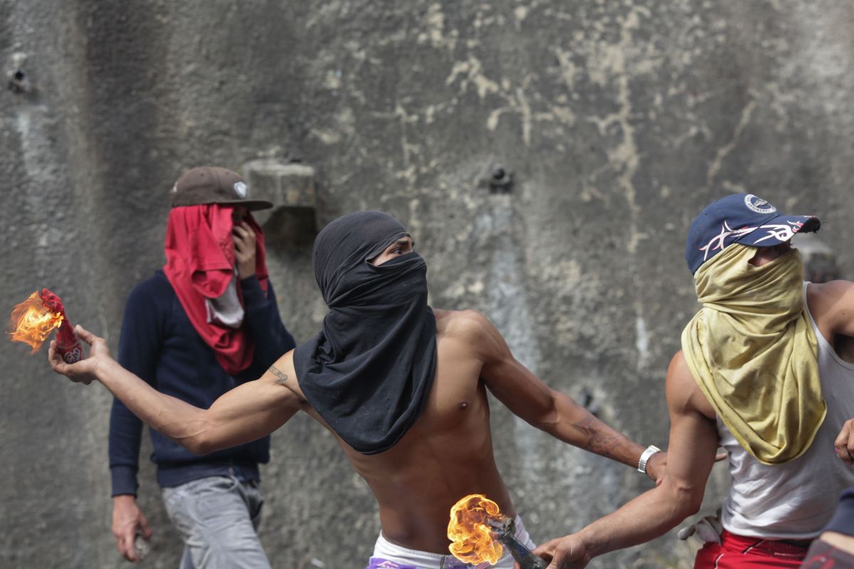 FOTO | Violențe în Venezuela după ce Juan Guaido s-a autoproclamat președinte. Cel puțin șapte persoane au murit în confruntările cu forțele de ordine
