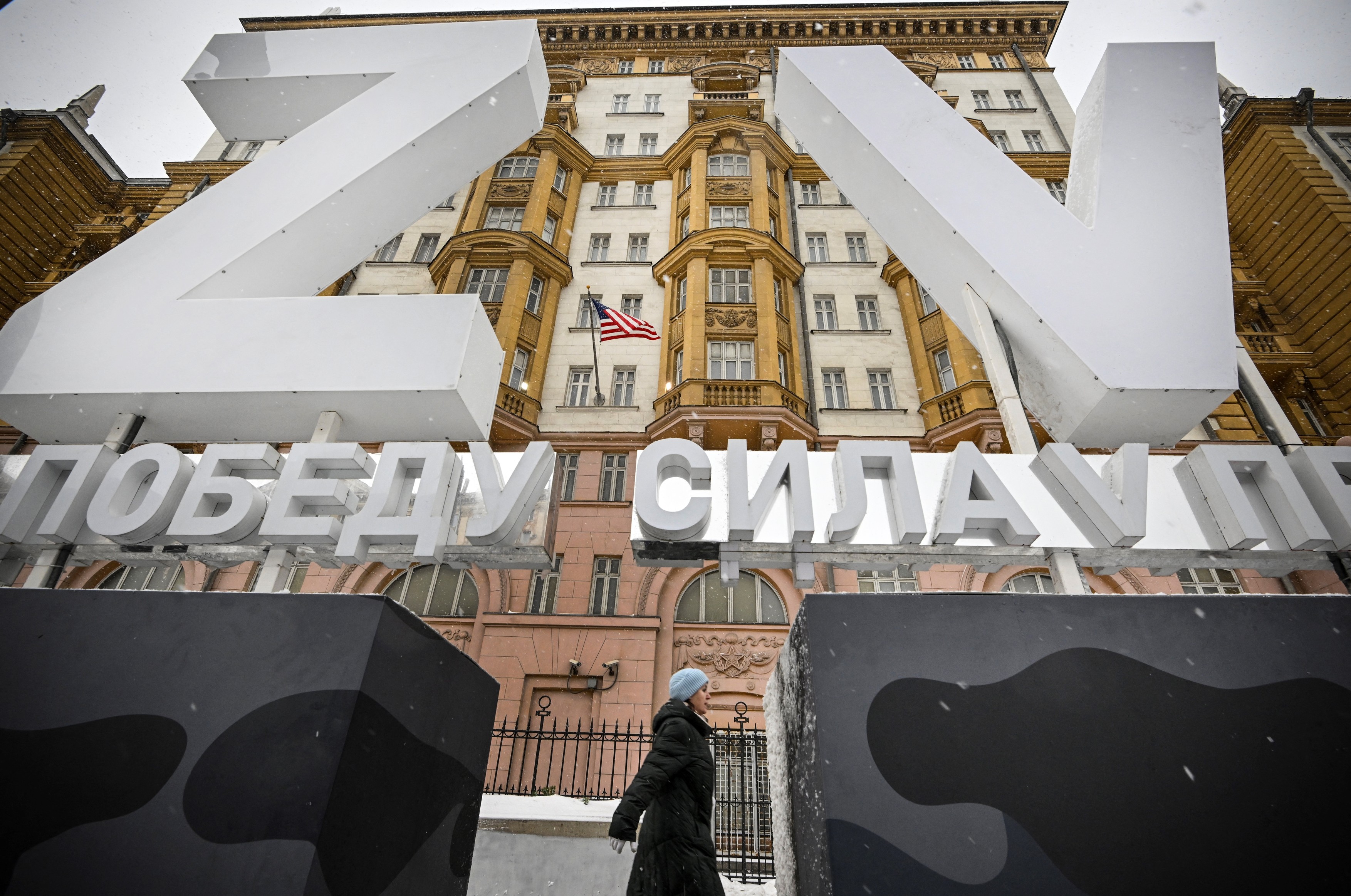 Două litere uriașe „Z” și „V”, simbolurile ofensivei militare rusești din Ucraina, amplasate în fața Ambasadei SUA din Moscova | FOTO