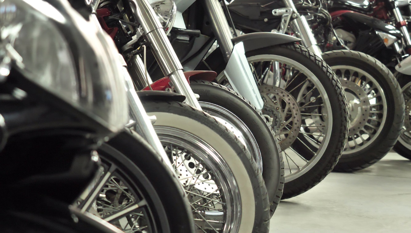 VIDEO / Românii care tunează motociclete la preț de apartament de lux. Bijuteriile pe două roți prind și 260 de kilometri pe oră