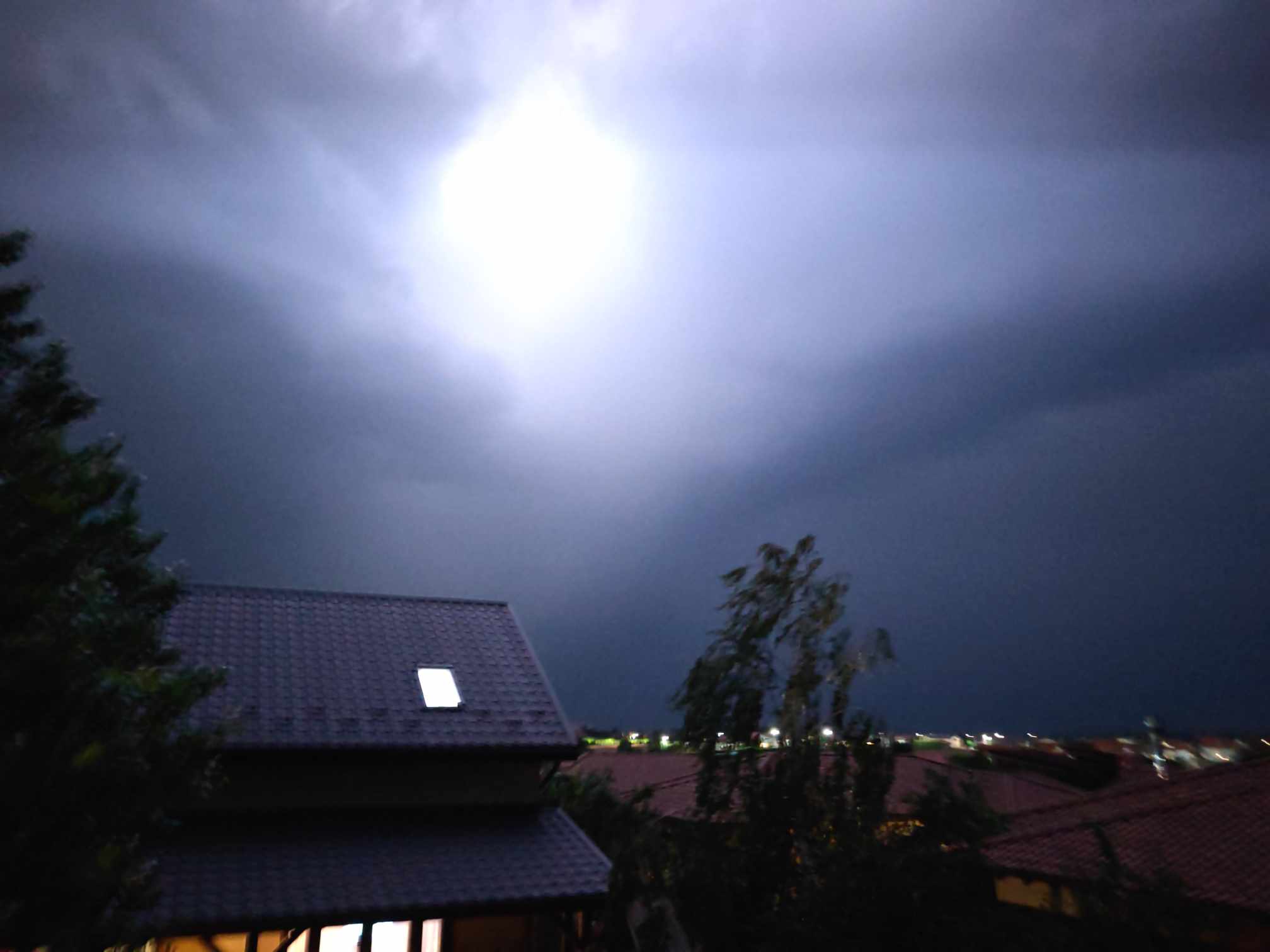 Cod roșu de furtună în București și în Ilfov: vijelie, grindină de mari dimensiuni, ploi torențiale. Curse aeriene deviate spre Bulgaria. A fost emis mesaj prin Ro-Alert