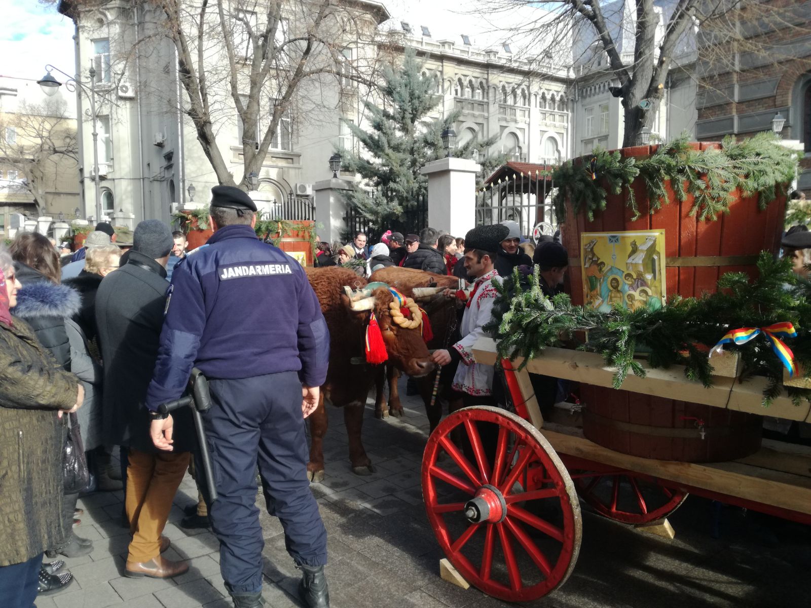 VIDEO: Peste 10.000 de oameni s-au călcat în picioare pentru agheasmă, la Constanța. În loc de gerul Bobotezei, o vreme de primăvară