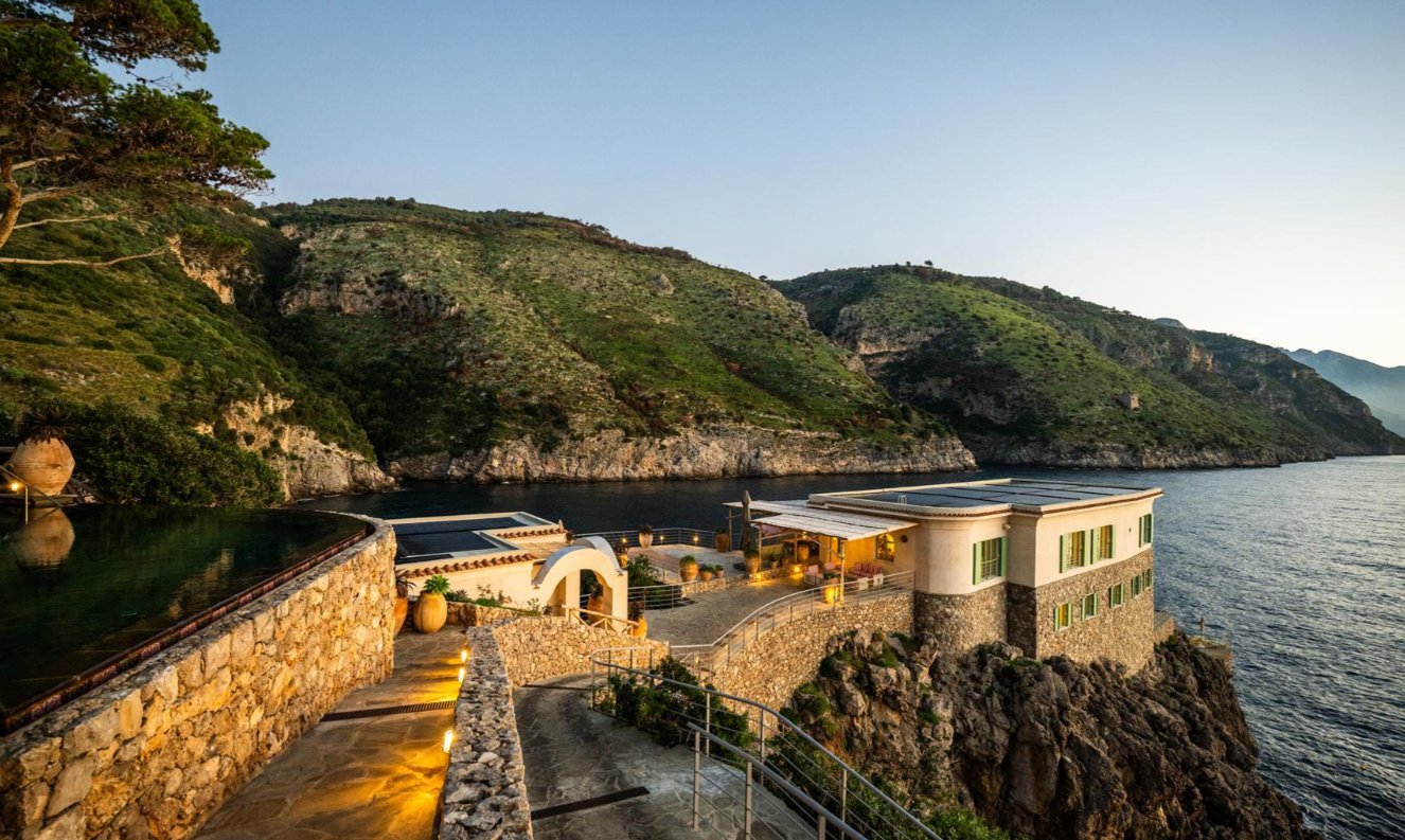 Fosta insulă a lui Eduardo De Filippo, închiriată cu 300.000 de euro pe săptămână. Cum arată paradisul privat de pe Coasta Amalfi