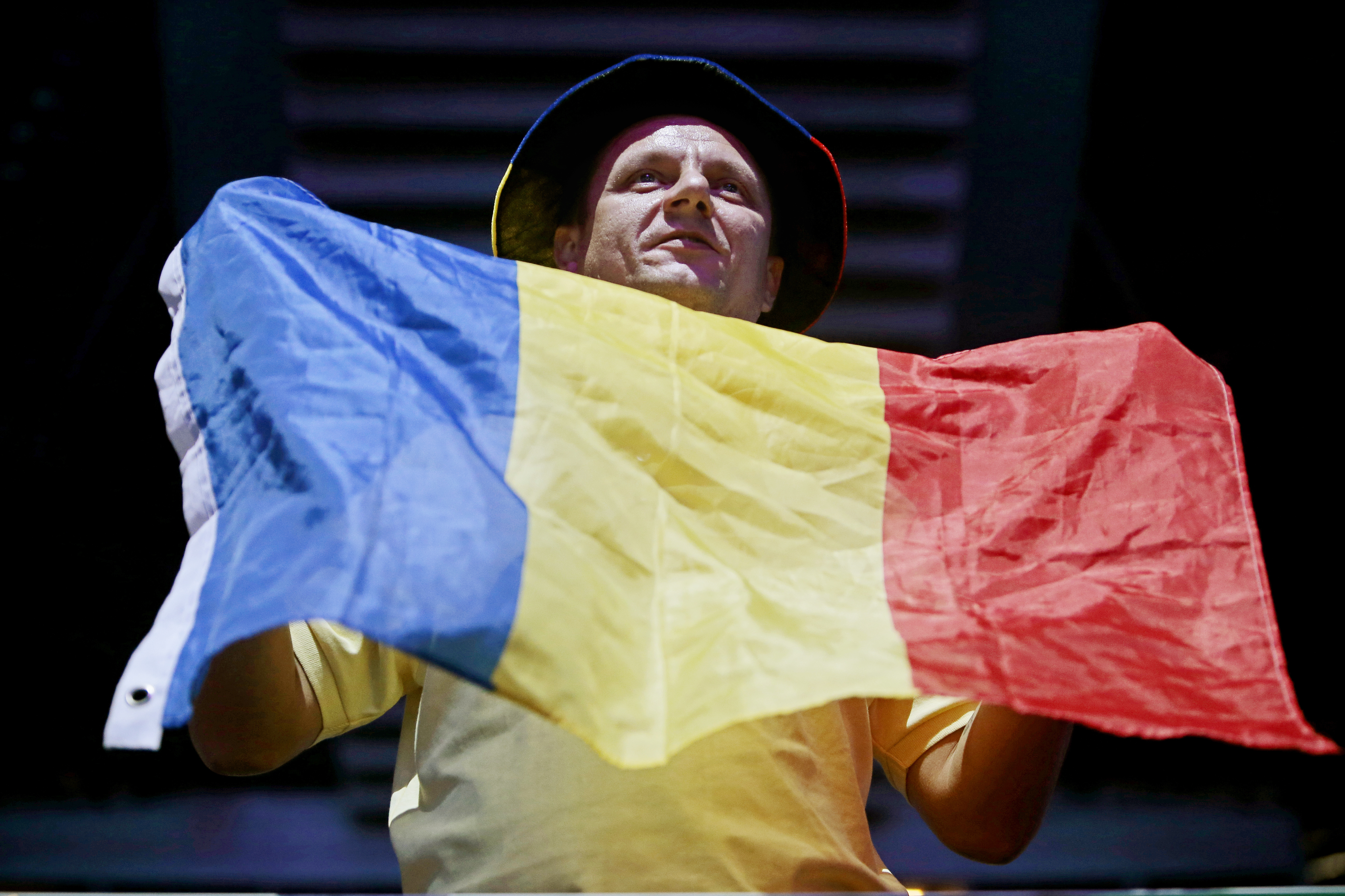 DEZASTRU LA TURNEUL CAMPIOANELOR. Halep a fost învinsă în două seturi de Radwanska şi a ratat semifinalele. A cedat psihic, după ce a pierdut primul set la tiebreak, 5-7, de la 5-1. Simona va încasa 304.000 $. Încheie anul pe 2! / FOTO&VIDEO